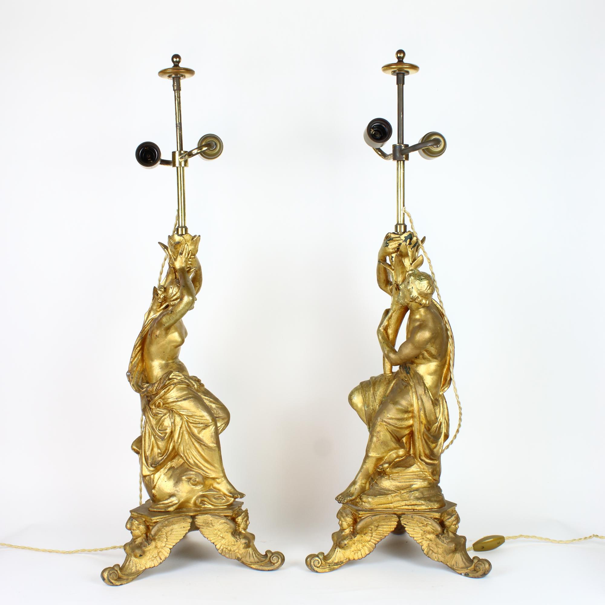 Pareja de Lámparas de Mesa de Figuras Mitológicas de Estilo Barroco Italiano del Siglo XIX Dorado en venta