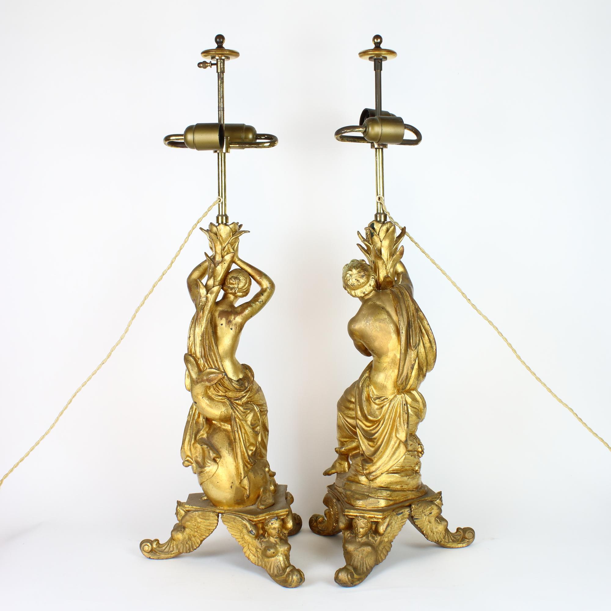 Doré Paire de lampes de table de style baroque italien du 19ème siècle à figures mythologiques en vente
