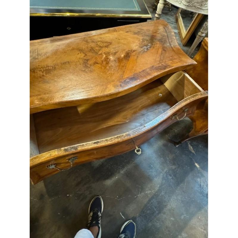 Coppia di commodes in legno di noce a forma di 
