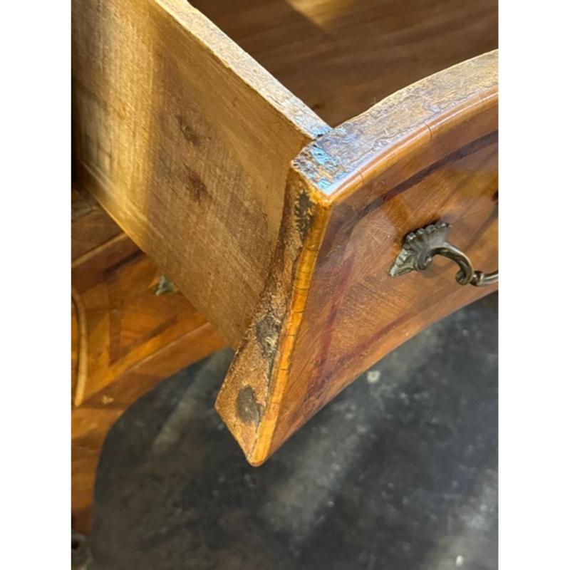 Coppia di commodes in legno di noce a forma di 