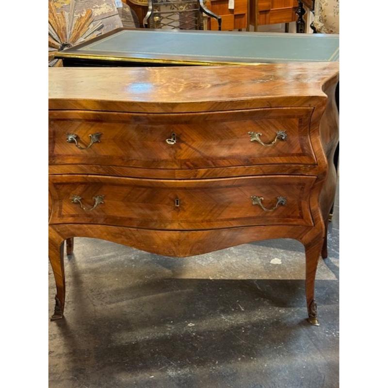 Coppia di commodes in legno di noce a forma di 