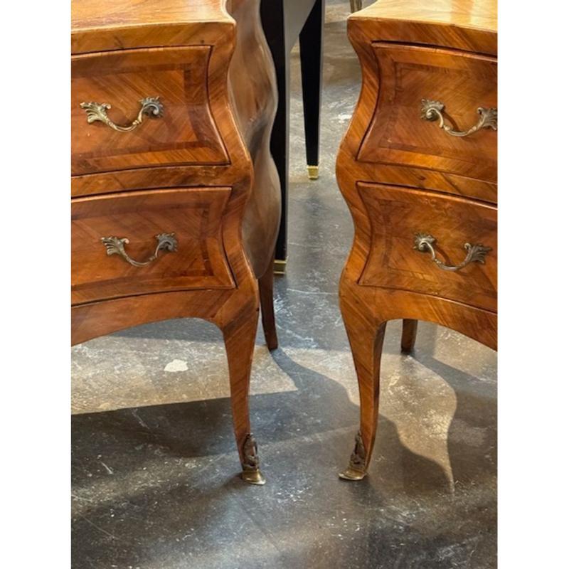 Noce Coppia di commodes in legno di noce a forma di 