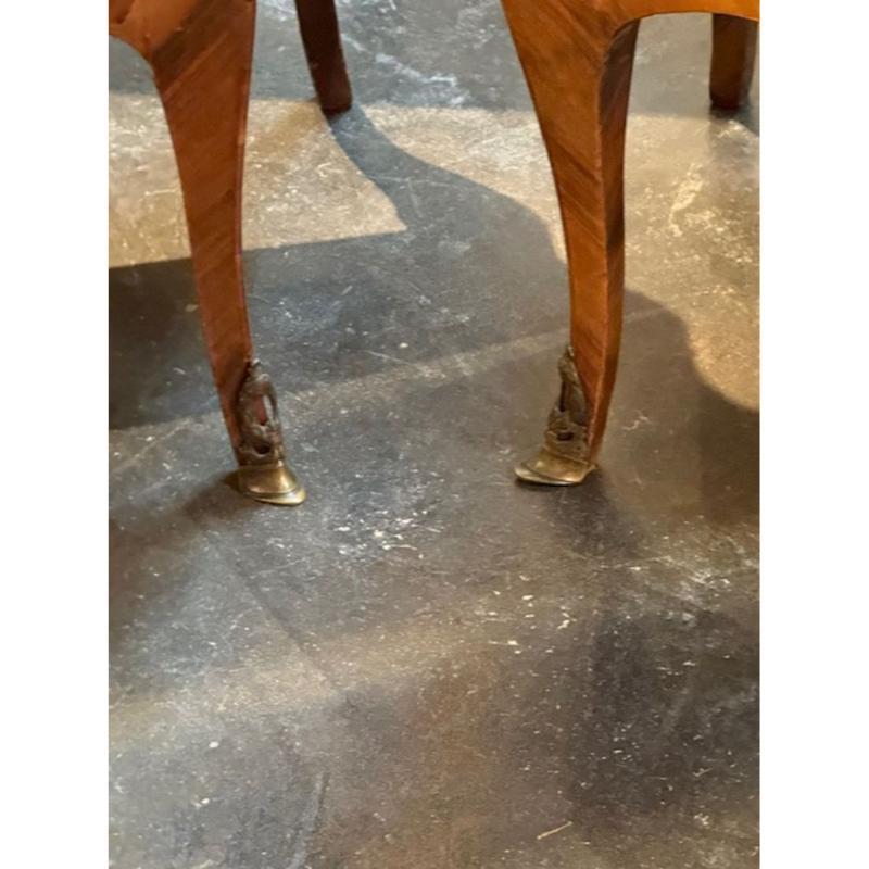Coppia di commodes in legno di noce a forma di 