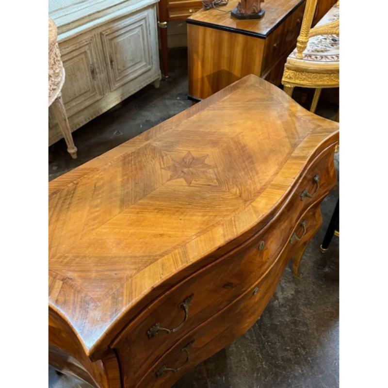 Coppia di commodes in legno di noce a forma di 