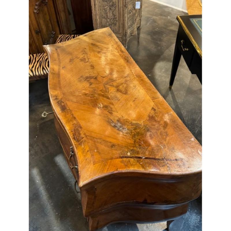 Coppia di commodes in legno di noce a forma di 