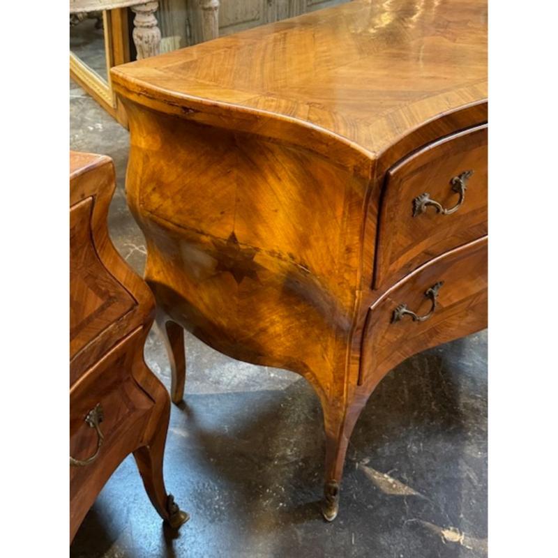 Coppia di commodes in legno di noce a forma di 