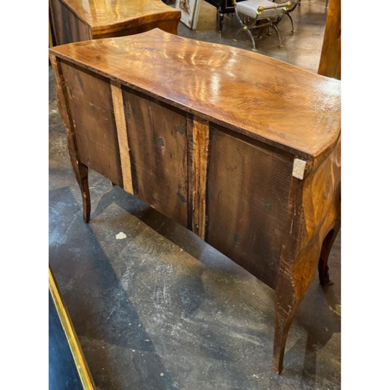 Coppia di commodes in legno di noce a forma di 