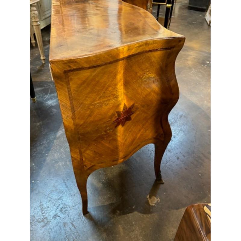 Coppia di commodes in legno di noce a forma di 