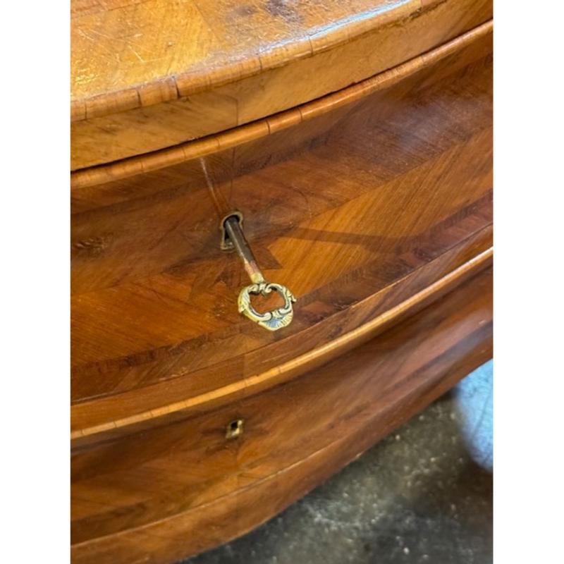 Coppia di commodes in legno di noce a forma di 