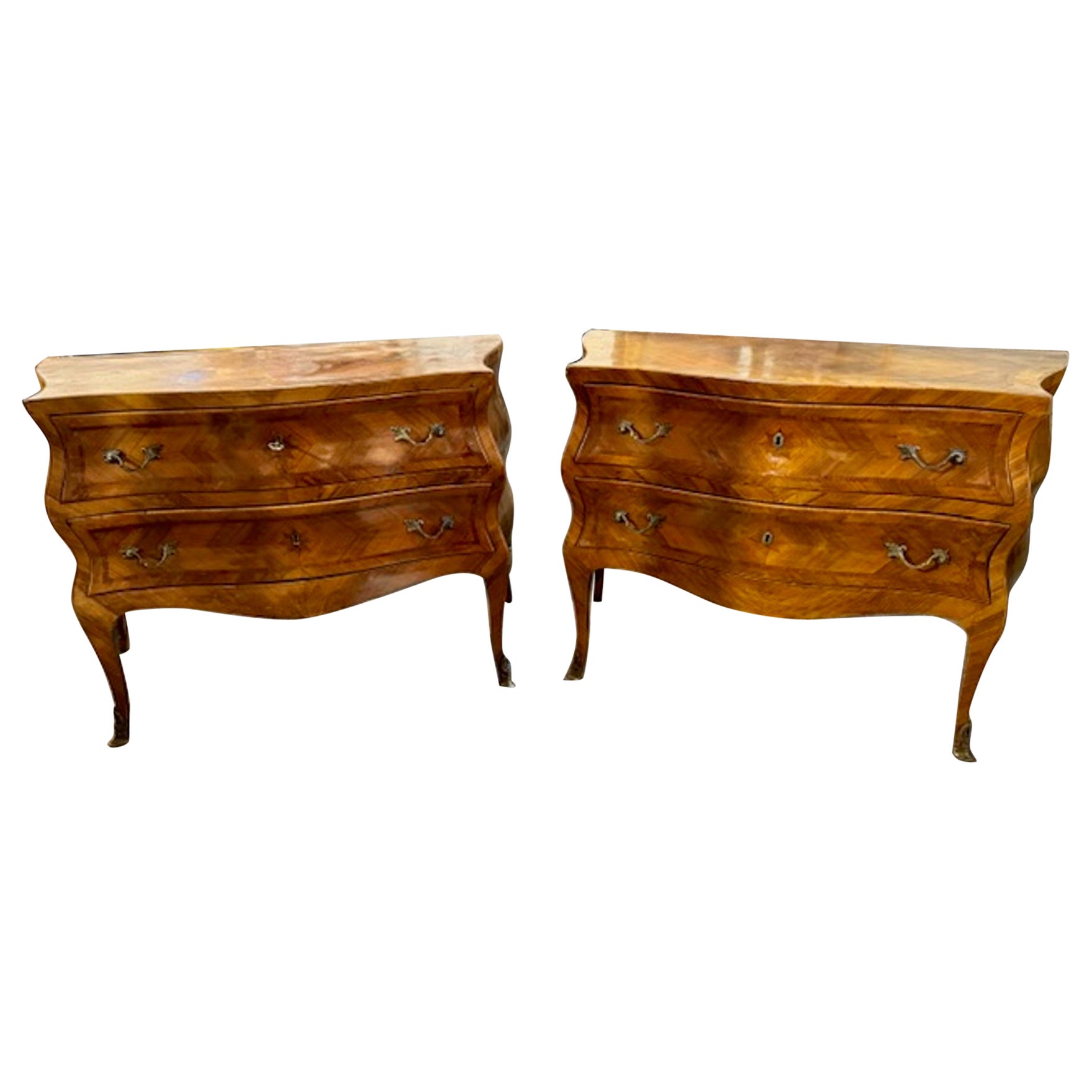 Pair of 19th Century Italian Bombe' Shaped Walnut Commodes