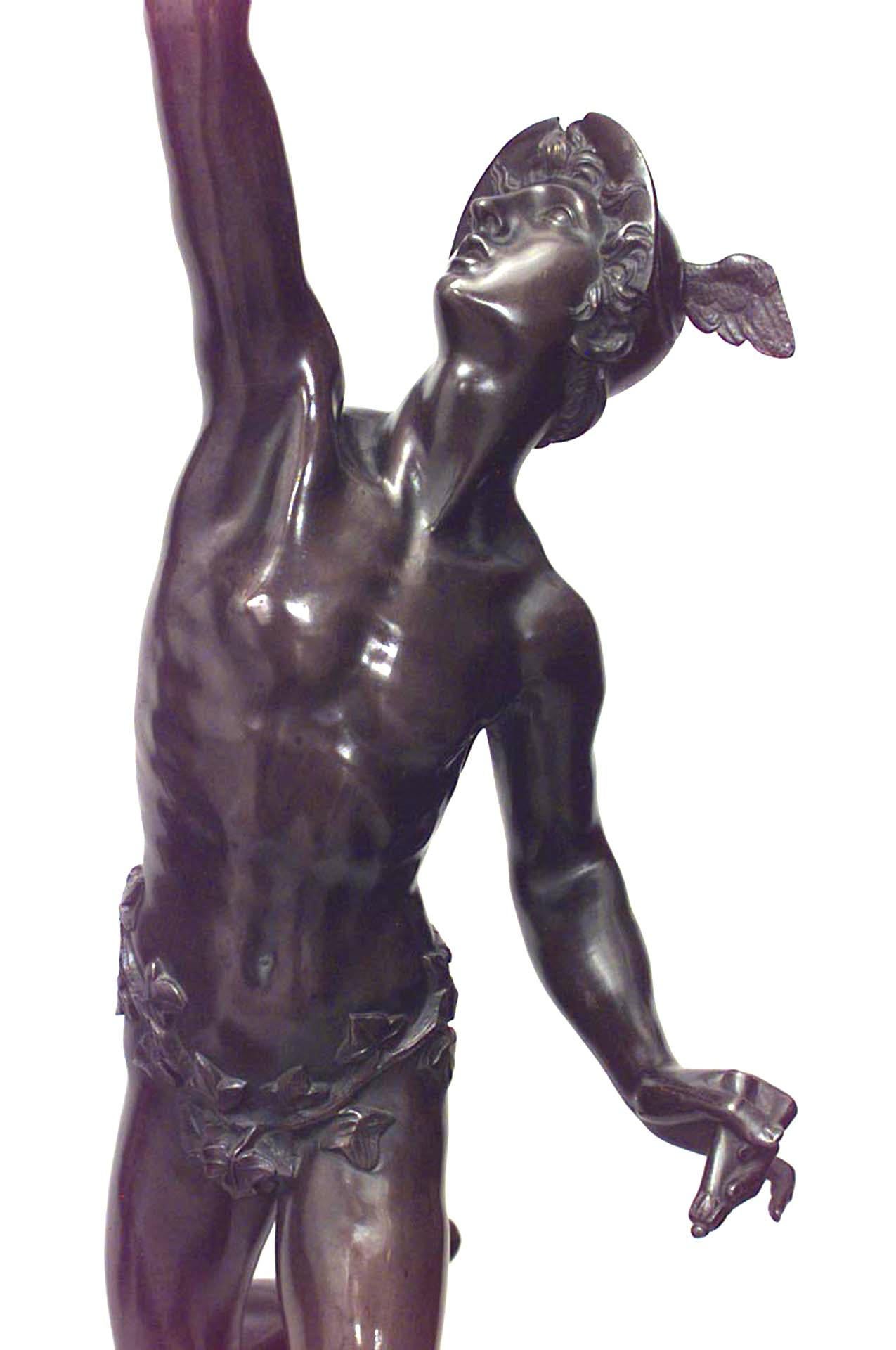 Paire de figures en bronze de style néoclassique italien (XIXe siècle) représentant Cérès et Mercure sur des socles avec des scènes en relief en bronze et du marbre noir
