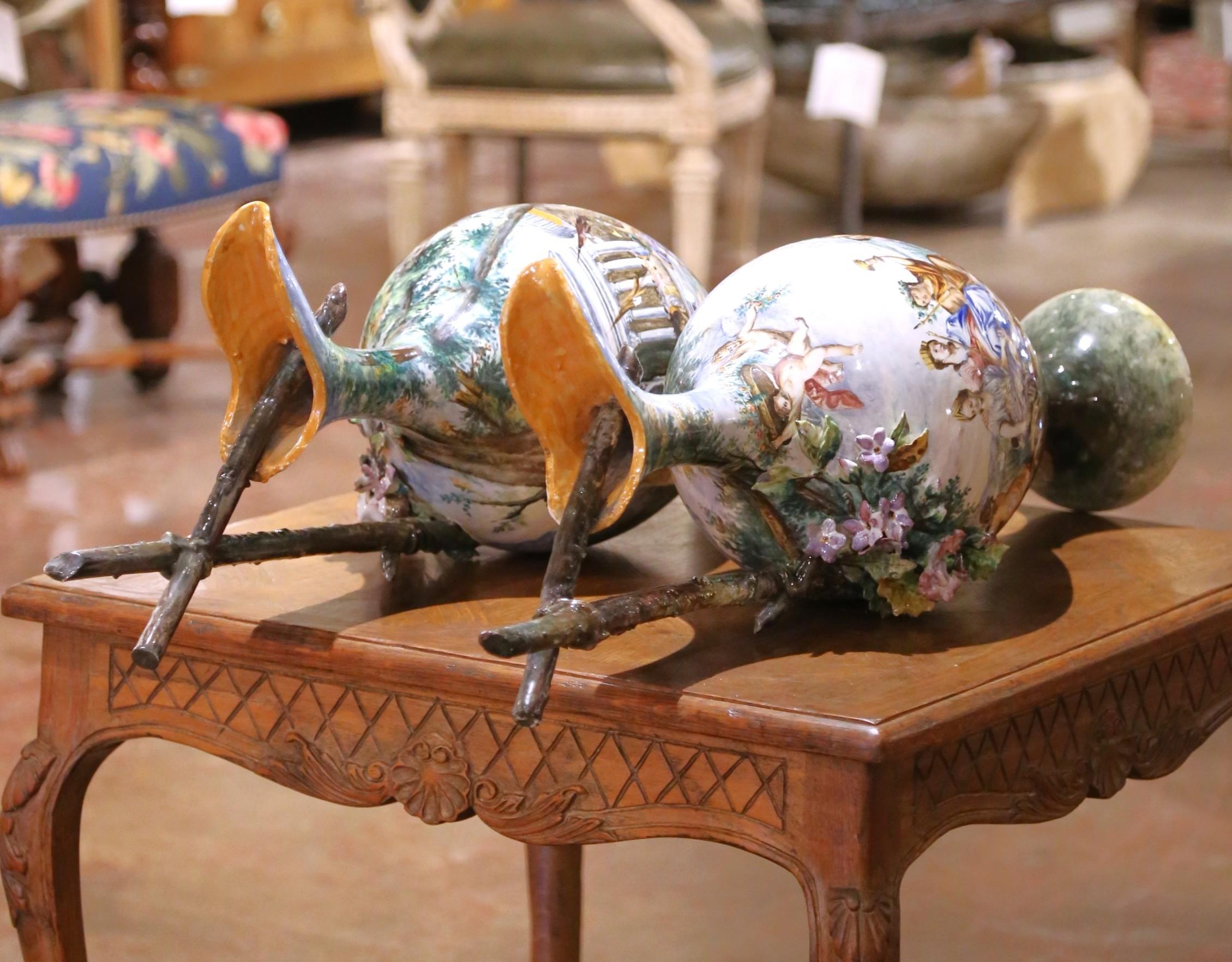 Coppia di brocche in maiolica di Capodimonte del XIX secolo con scene bacchiche in vendita 8