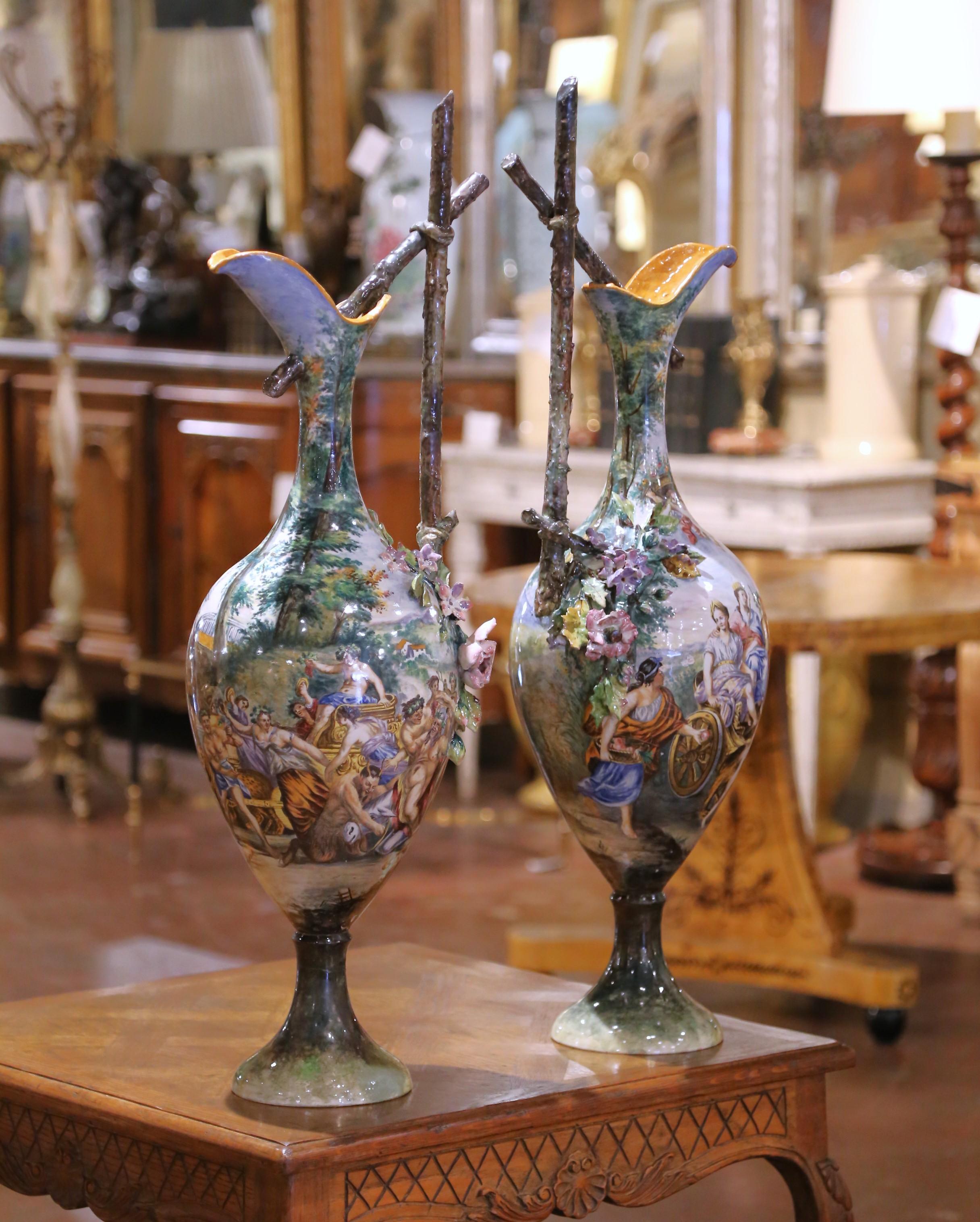 Questa straordinaria coppia di monumentali cavafossi in maiolica di Capodimonte è stata realizzata in Italia intorno al 1870. Alto più di un metro e mezzo (36,75 pollici di altezza) e con un diametro di 12,5 pollici, ogni vaso presenta un beccuccio