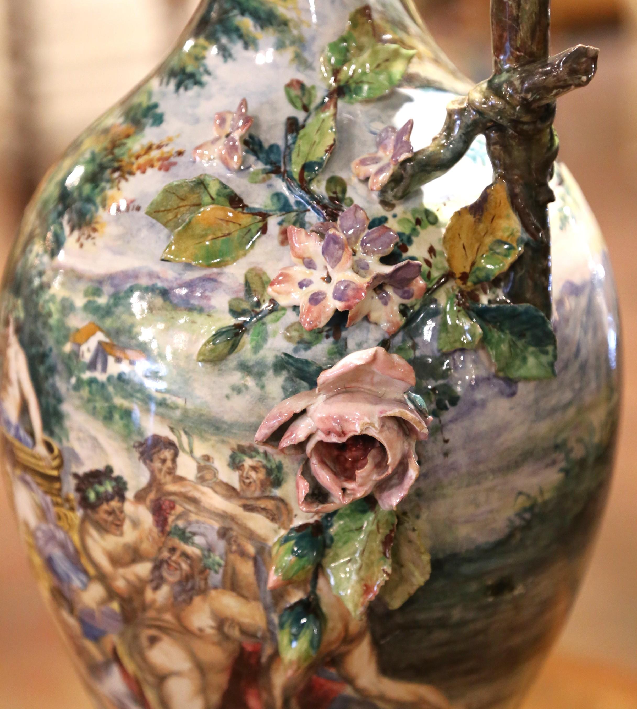 Italiano Coppia di brocche in maiolica di Capodimonte del XIX secolo con scene bacchiche in vendita