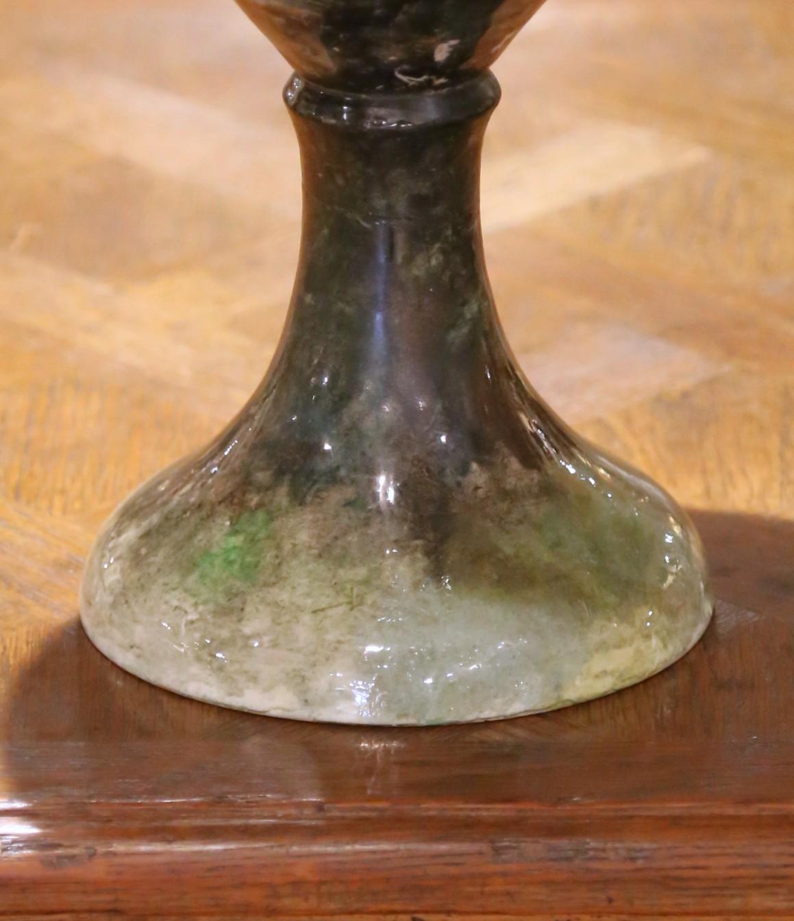 Intagliato a mano Coppia di brocche in maiolica di Capodimonte del XIX secolo con scene bacchiche in vendita