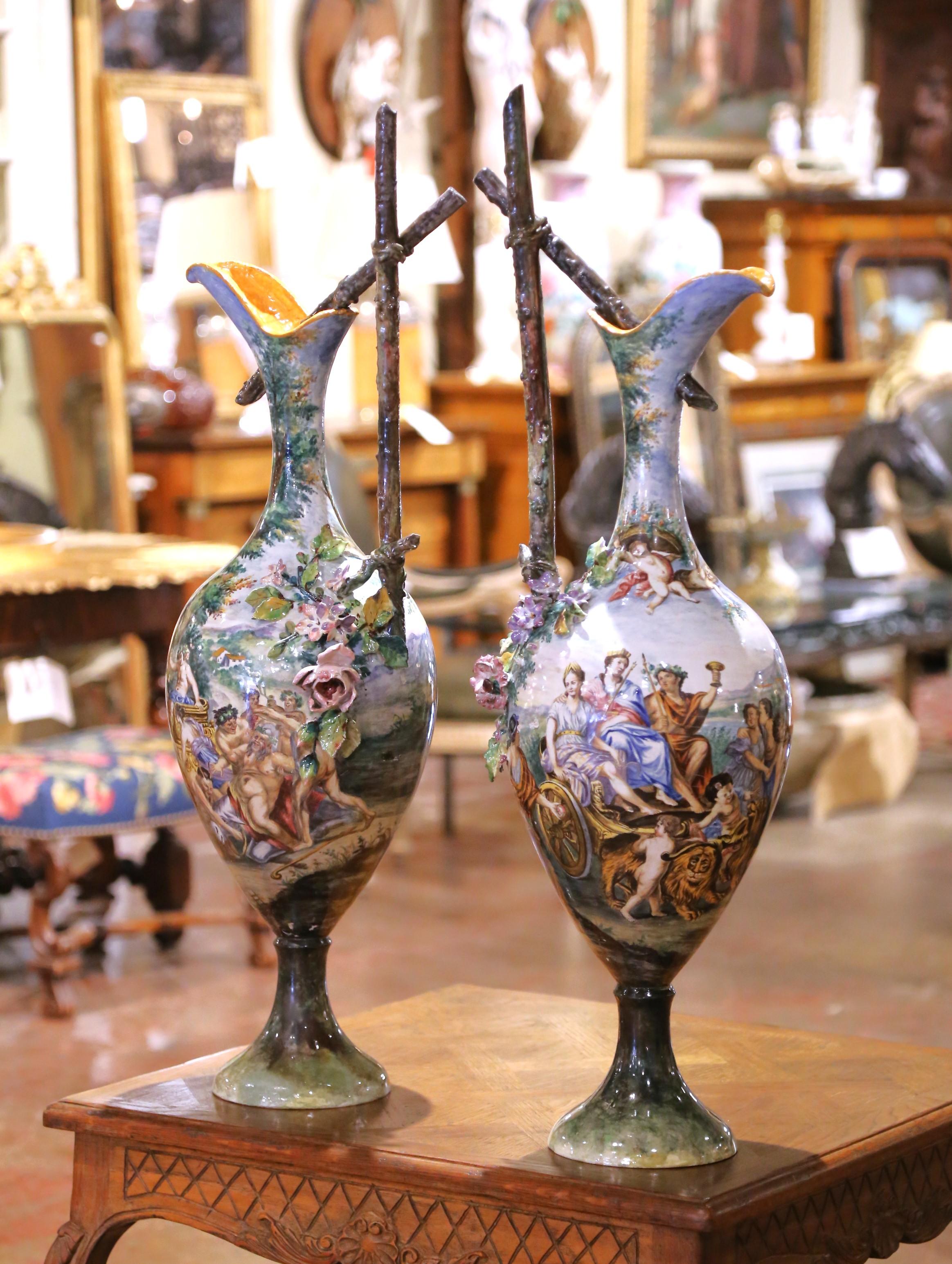 Coppia di brocche in maiolica di Capodimonte del XIX secolo con scene bacchiche In condizioni ottime in vendita a Dallas, TX
