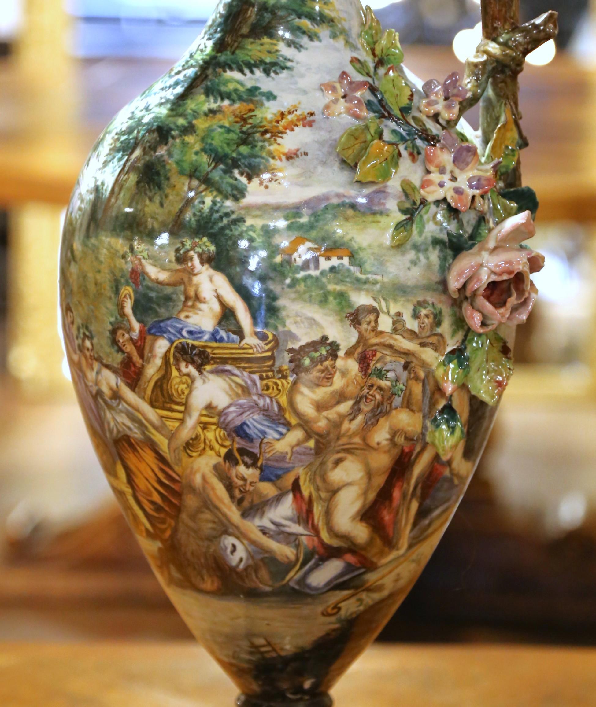 Coppia di brocche in maiolica di Capodimonte del XIX secolo con scene bacchiche in vendita 1