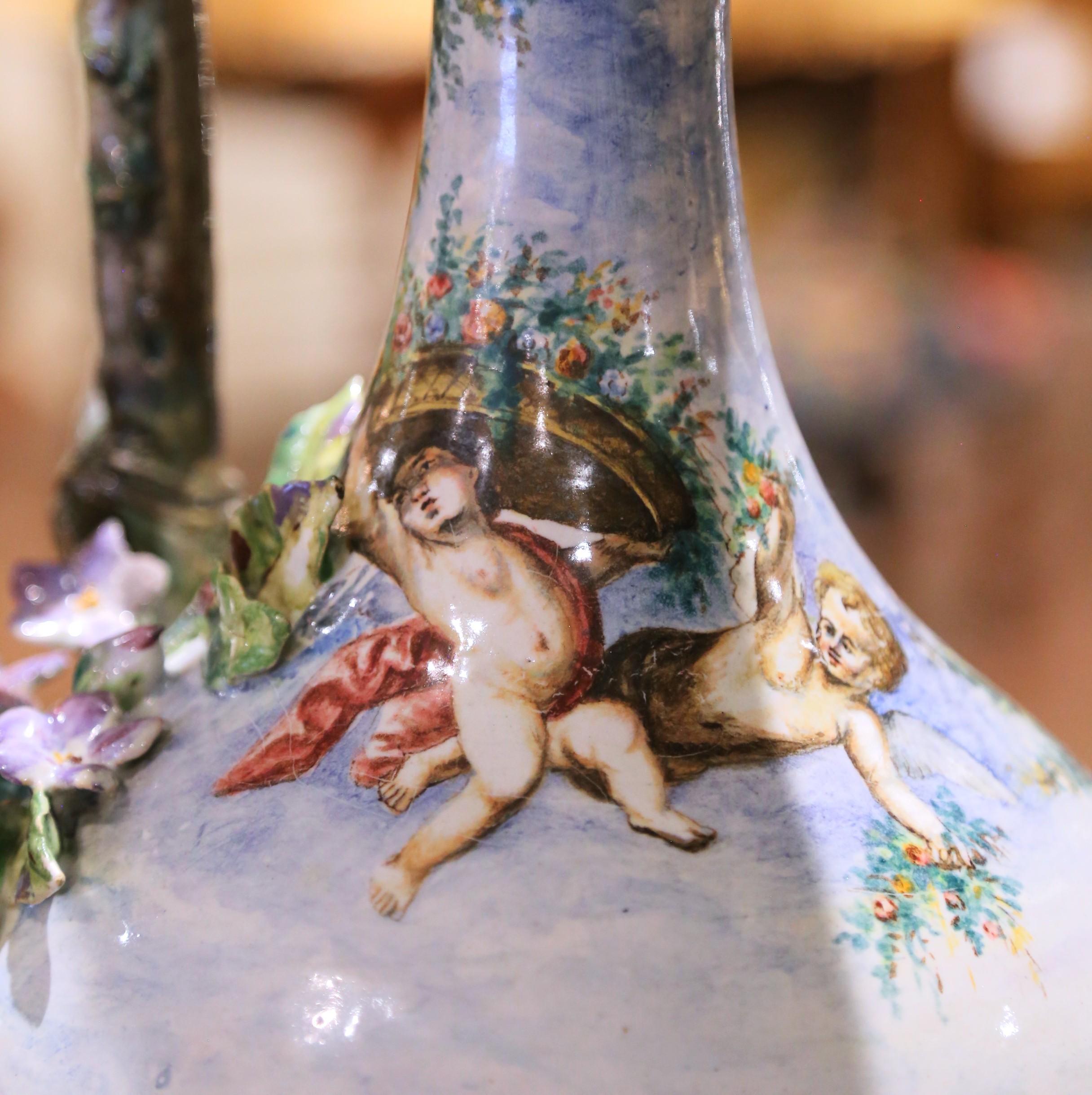 Coppia di brocche in maiolica di Capodimonte del XIX secolo con scene bacchiche in vendita 2