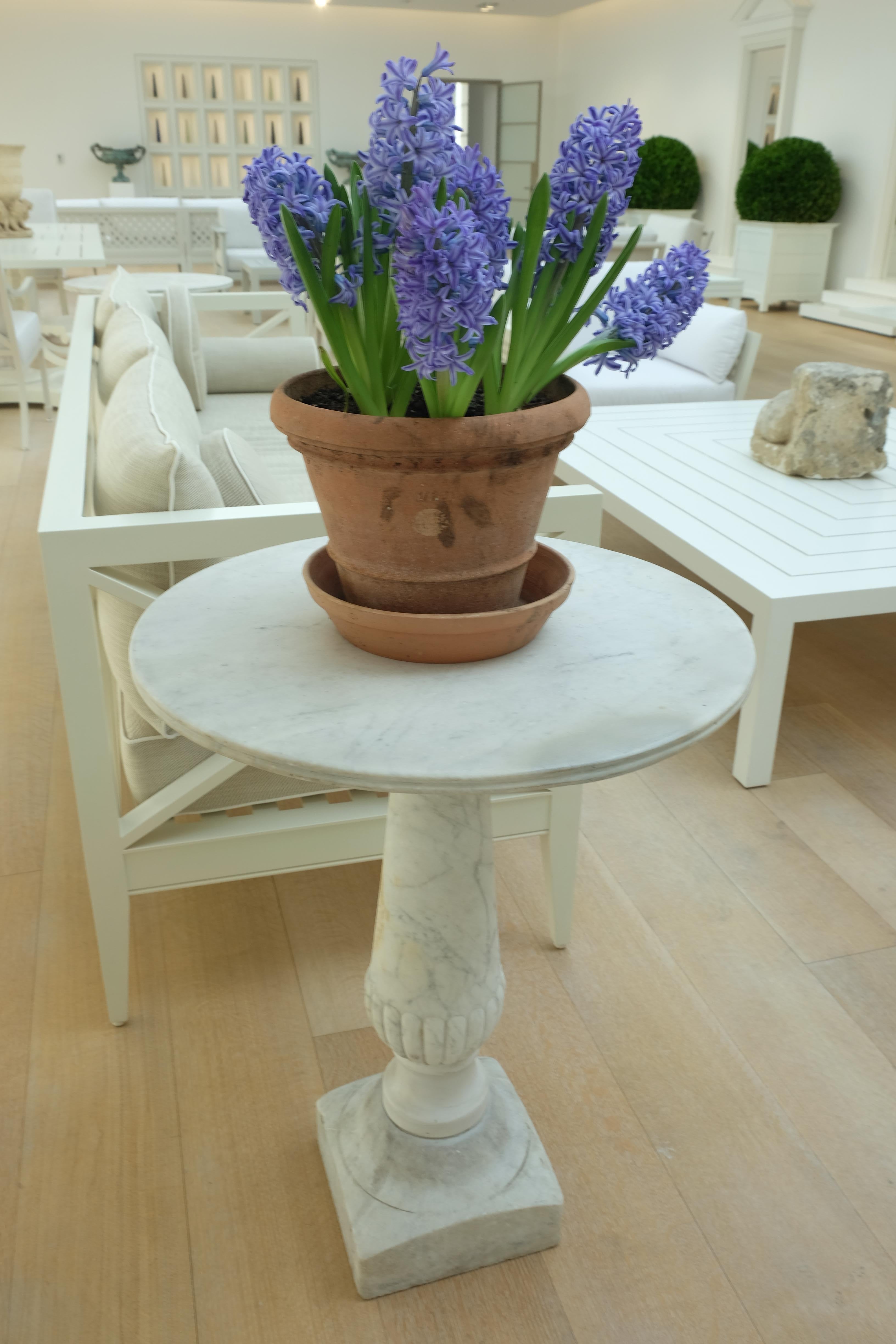 Paire de tables de jardin italiennes du 19ème siècle en marbre de Carrare en vente 4