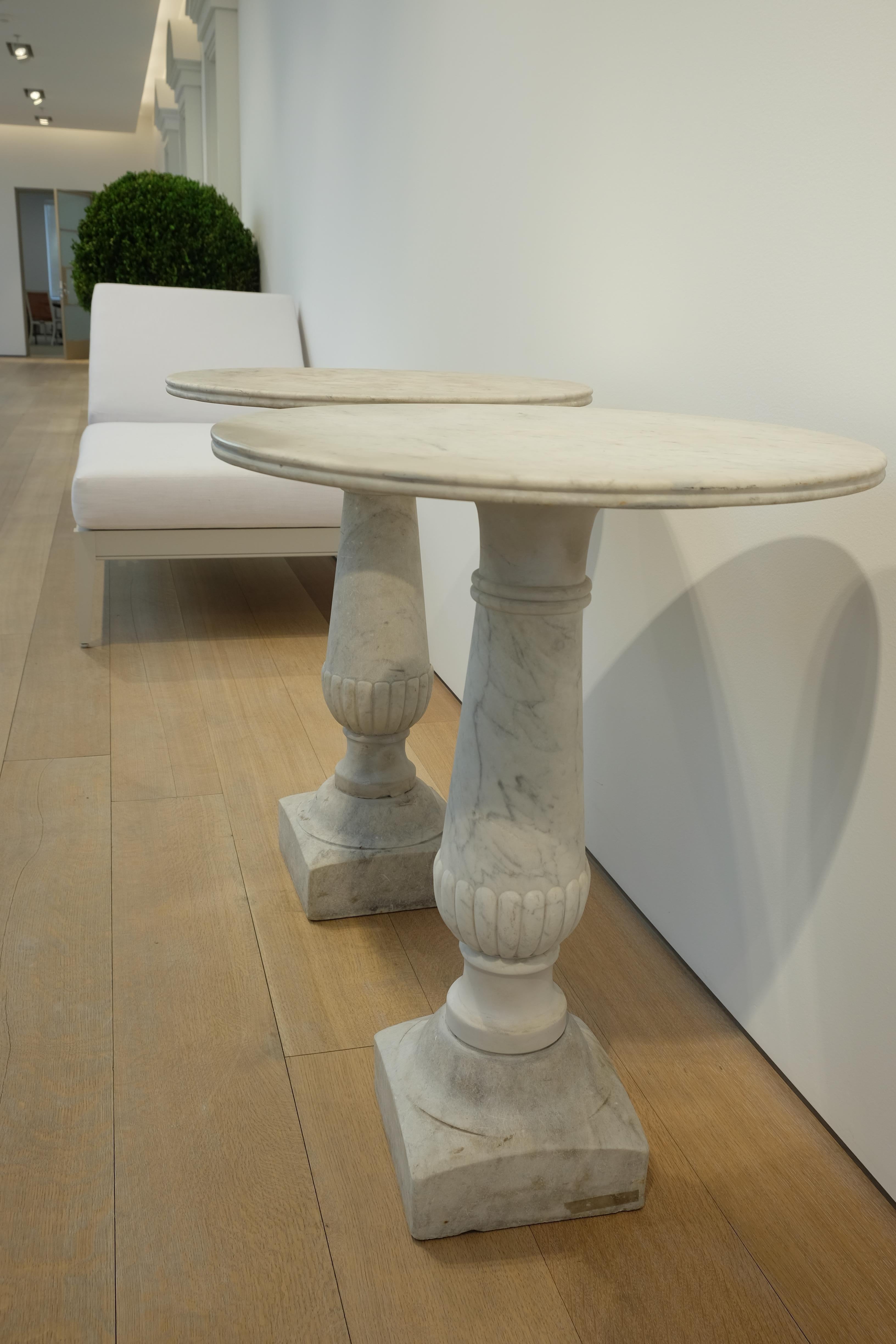 Paire de tables de jardin italiennes du 19ème siècle en marbre de Carrare en vente 7