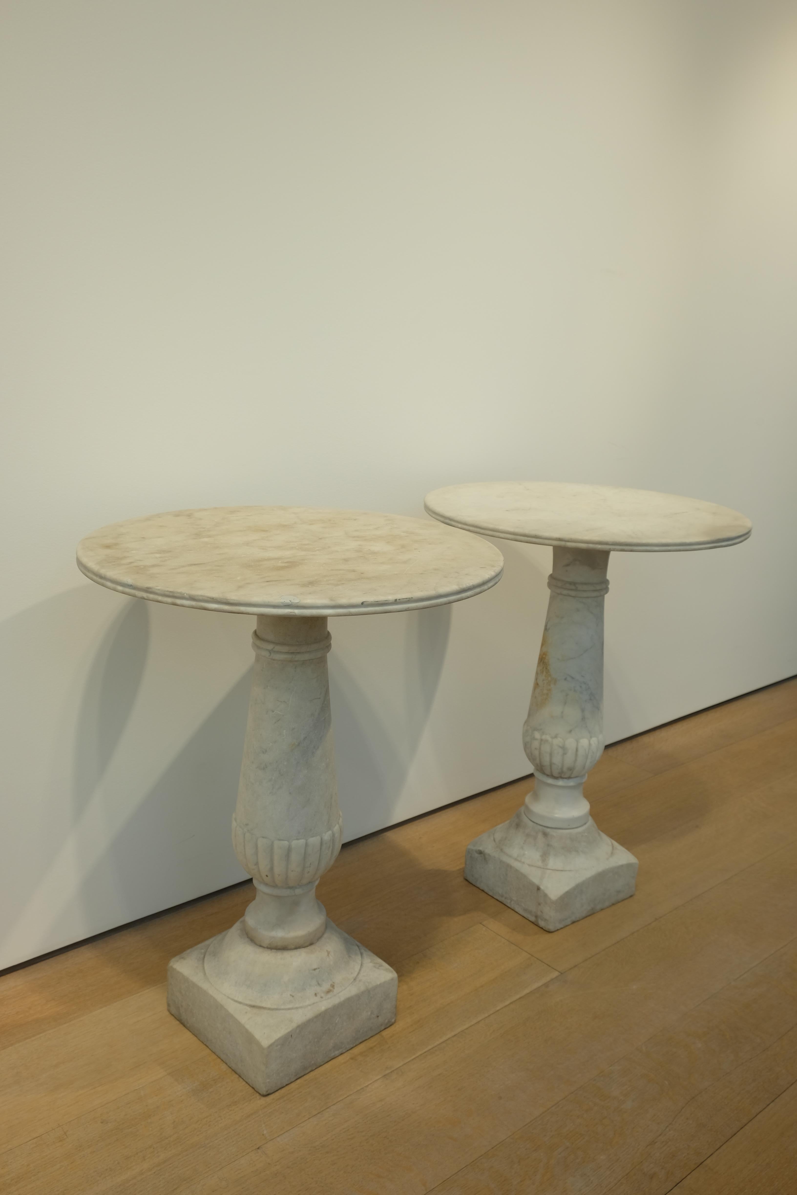 Paire de tables de jardin italiennes du 19ème siècle en marbre de Carrare en vente 8