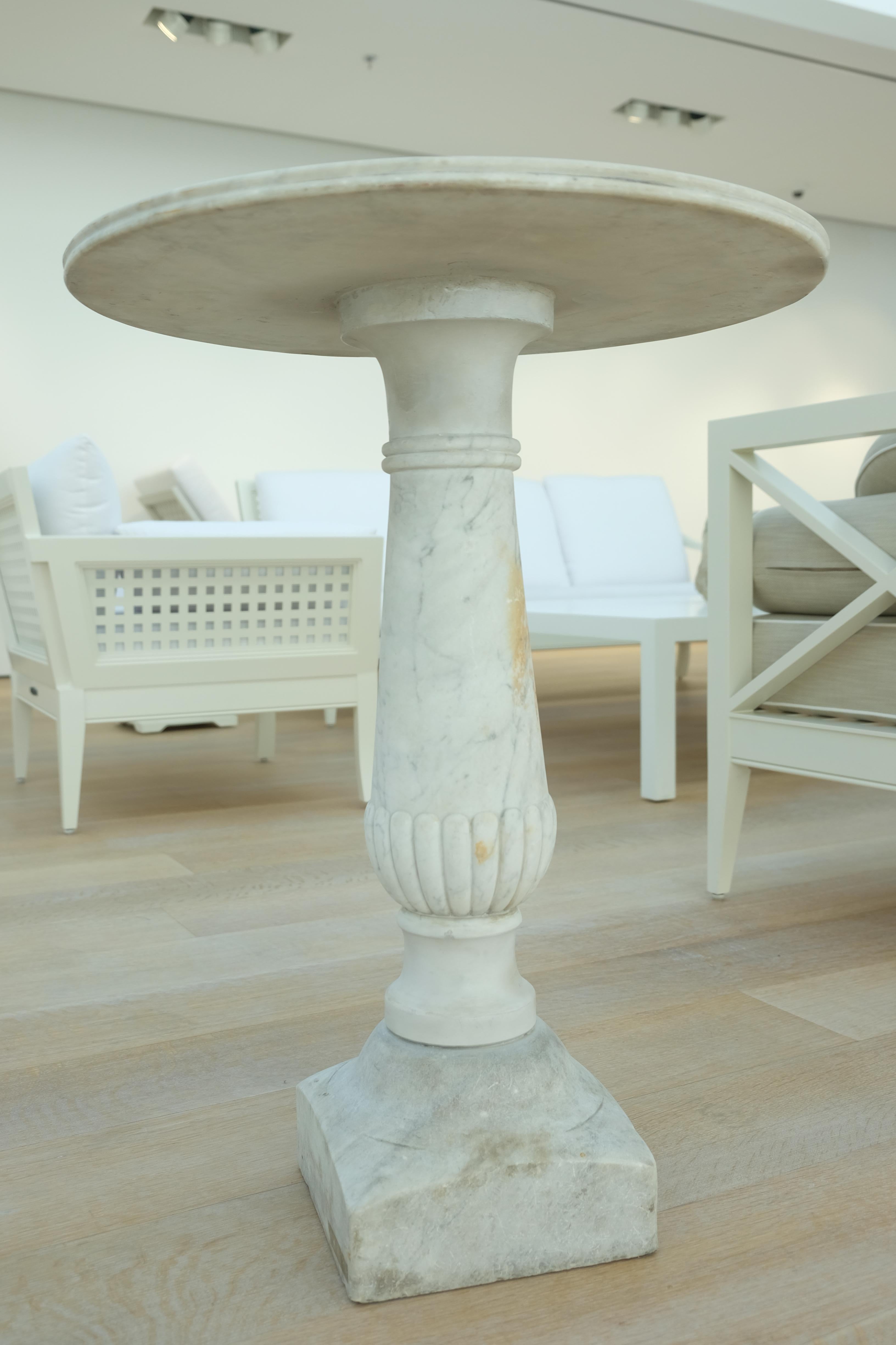 Sculpté à la main Paire de tables de jardin italiennes du 19ème siècle en marbre de Carrare en vente