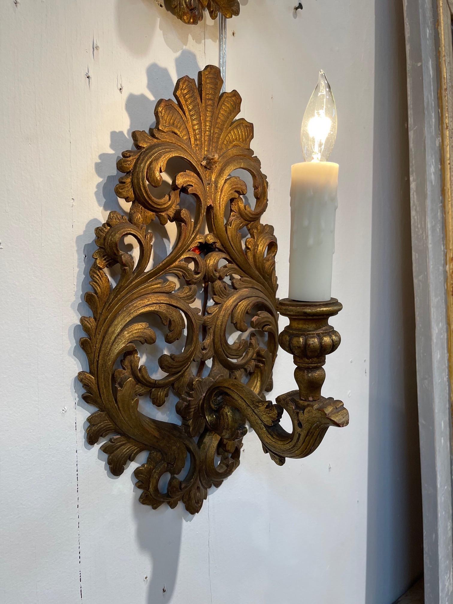 Pair of 19th Century Italian Carved and Giltwood 1 Arm Sconces 3