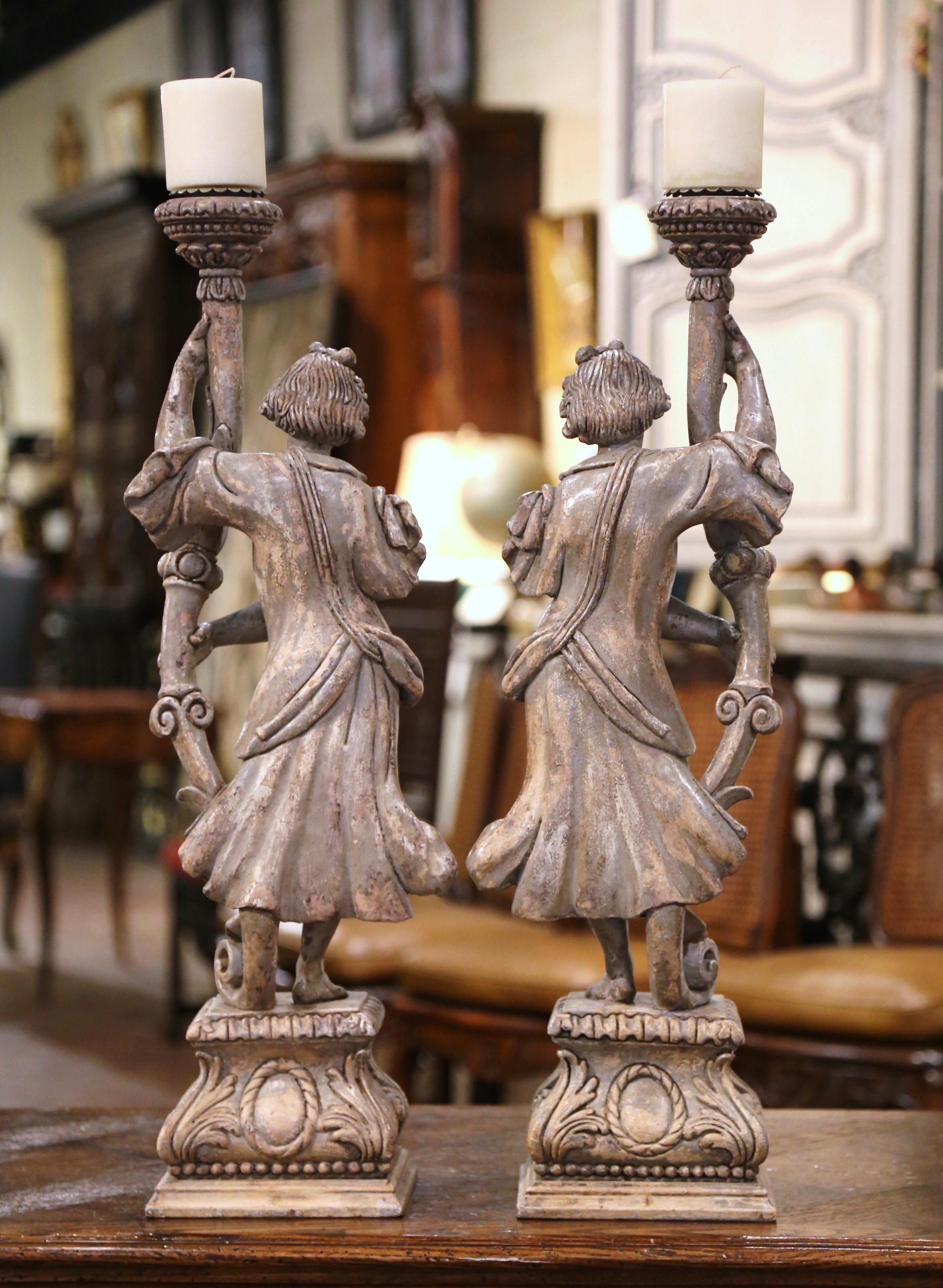 Paar italienische geschnitzte und grau bemalte Kerzenständer mit Figuren aus dem 19. Jahrhundert im Angebot 3