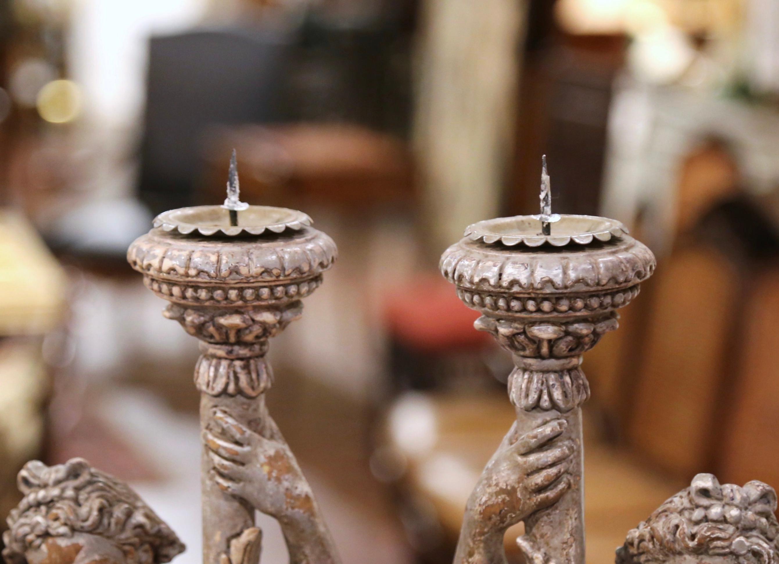 Paar italienische geschnitzte und grau bemalte Kerzenständer mit Figuren aus dem 19. Jahrhundert im Angebot 5
