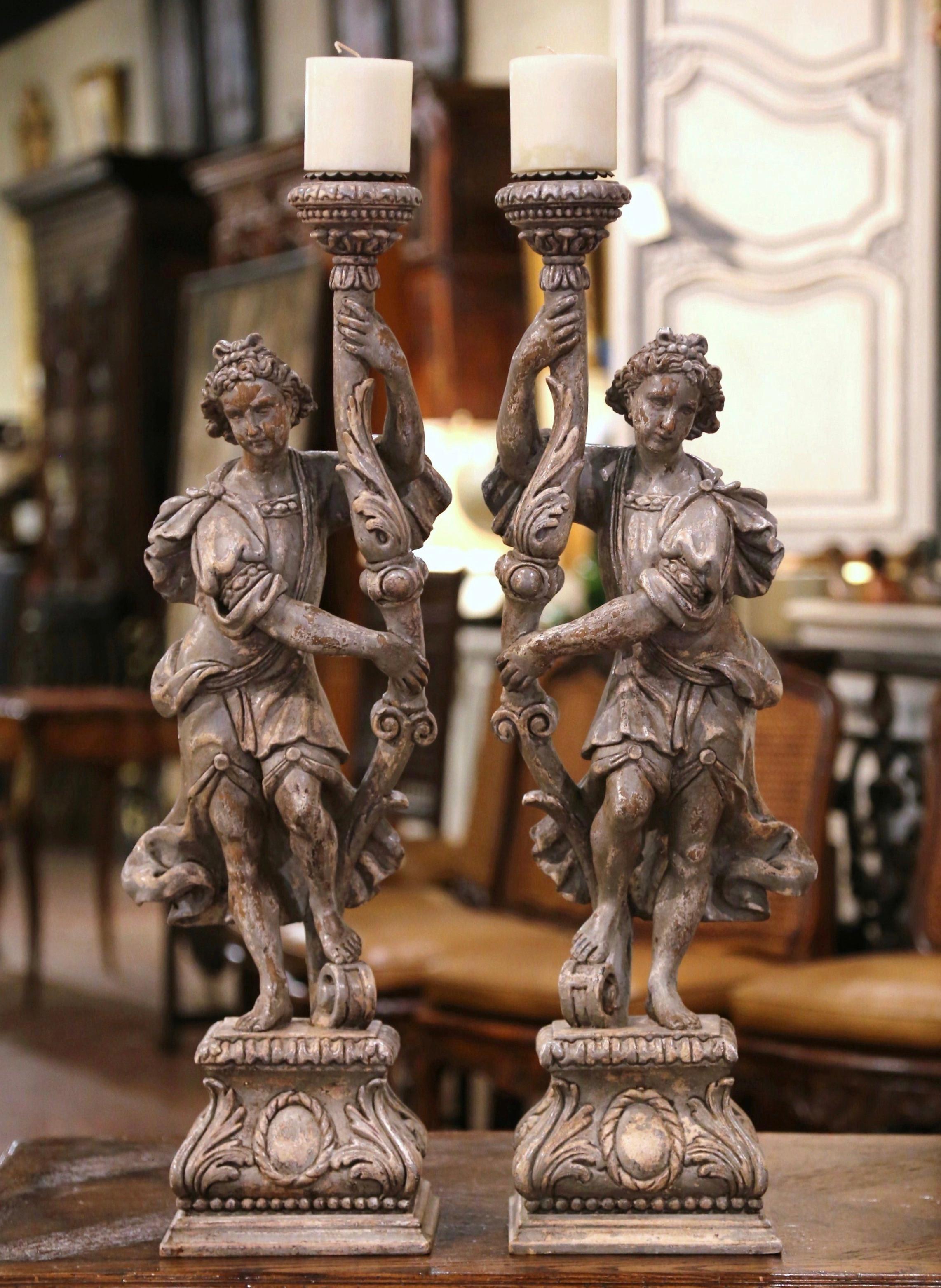 Paar italienische geschnitzte und grau bemalte Kerzenständer mit Figuren aus dem 19. Jahrhundert (Handbemalt) im Angebot