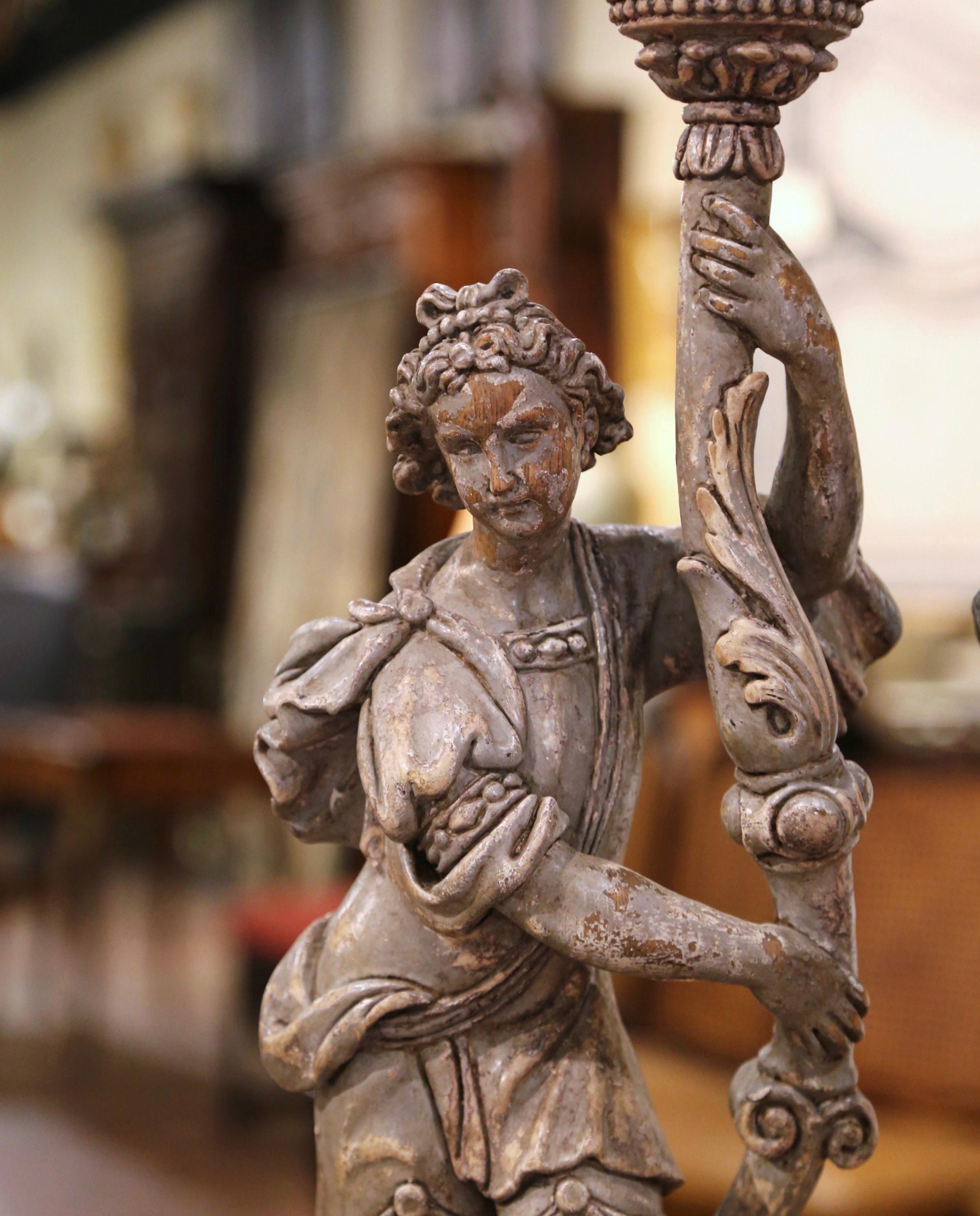 Paar italienische geschnitzte und grau bemalte Kerzenständer mit Figuren aus dem 19. Jahrhundert im Zustand „Hervorragend“ im Angebot in Dallas, TX