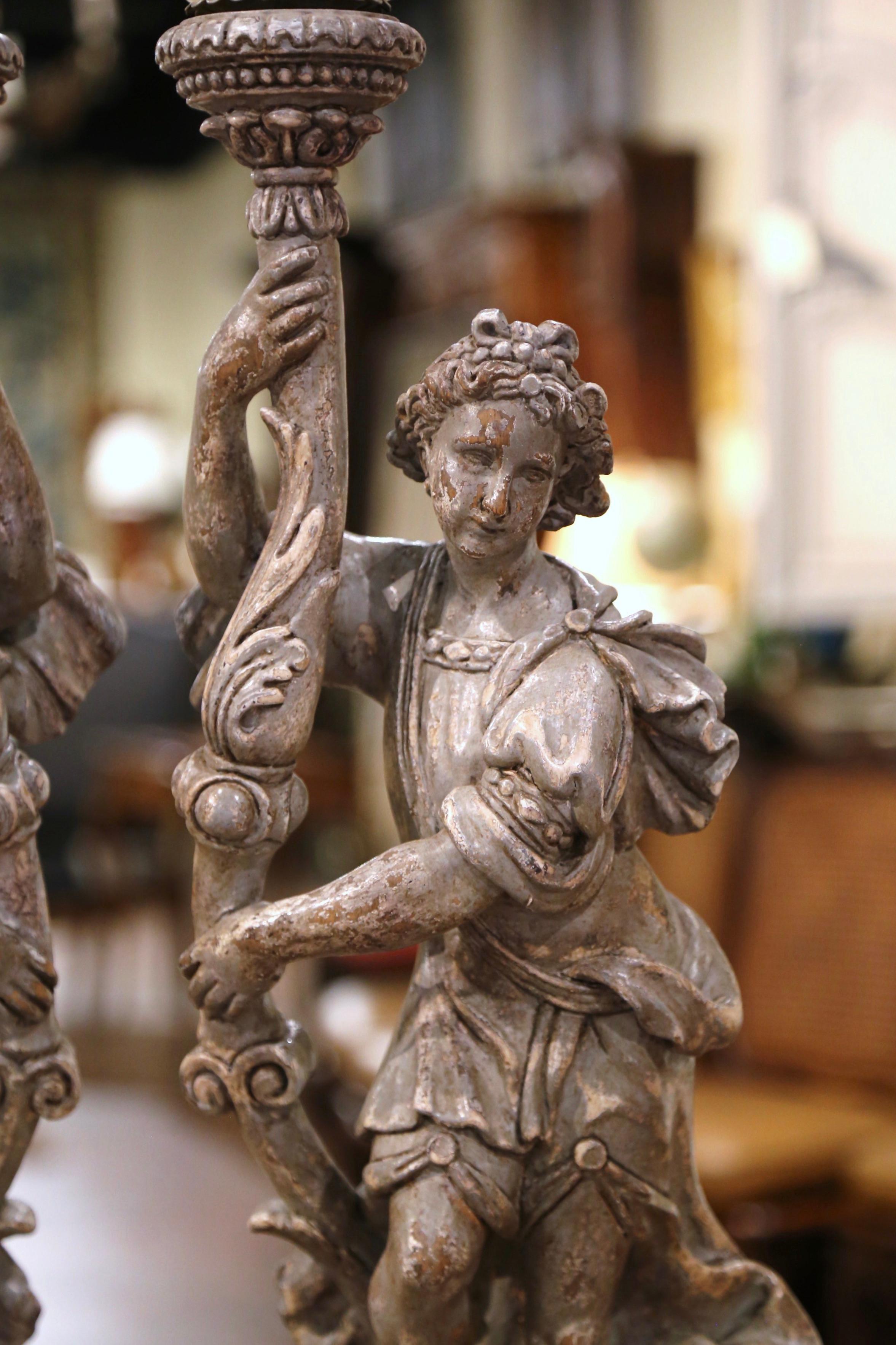 Paar italienische geschnitzte und grau bemalte Kerzenständer mit Figuren aus dem 19. Jahrhundert (Eichenholz) im Angebot