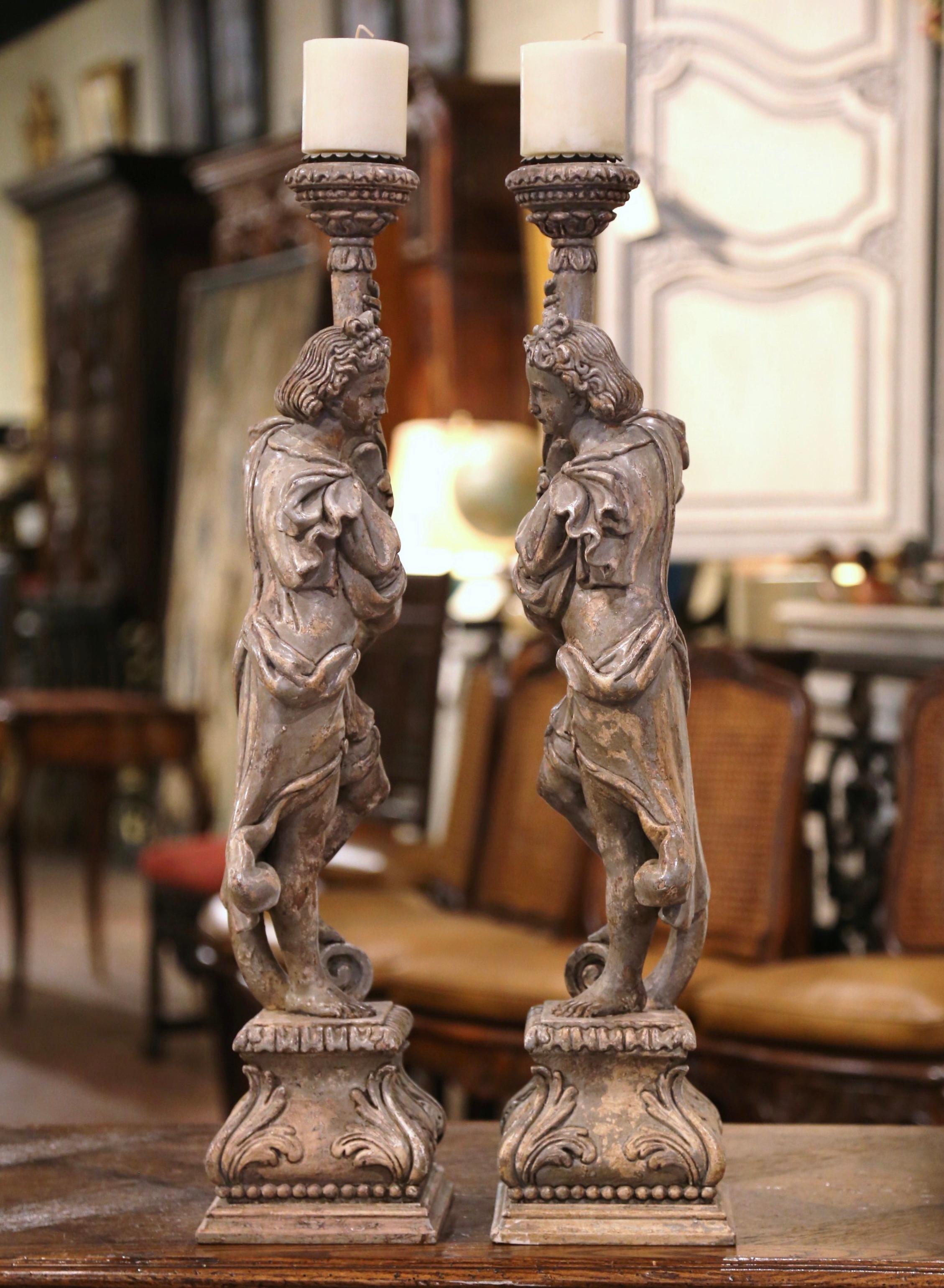 Paar italienische geschnitzte und grau bemalte Kerzenständer mit Figuren aus dem 19. Jahrhundert im Angebot 2