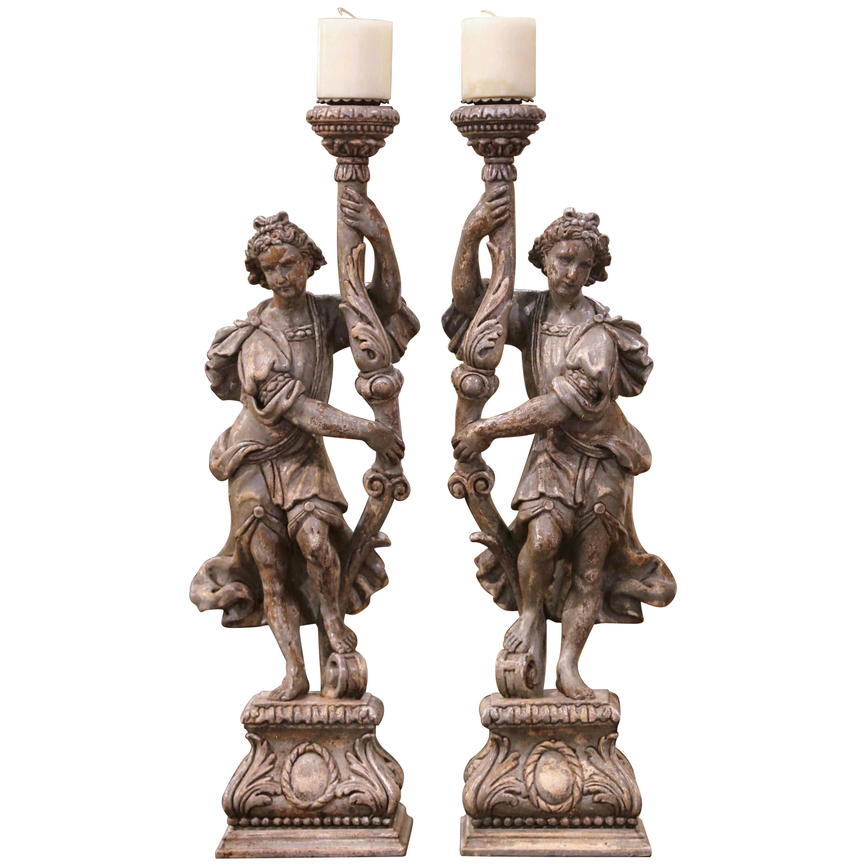 Paar italienische geschnitzte und grau bemalte Kerzenständer mit Figuren aus dem 19. Jahrhundert im Angebot