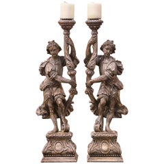 Paire de chandeliers italiens du 19ème siècle en forme de figurine sculptée et peinte en gris