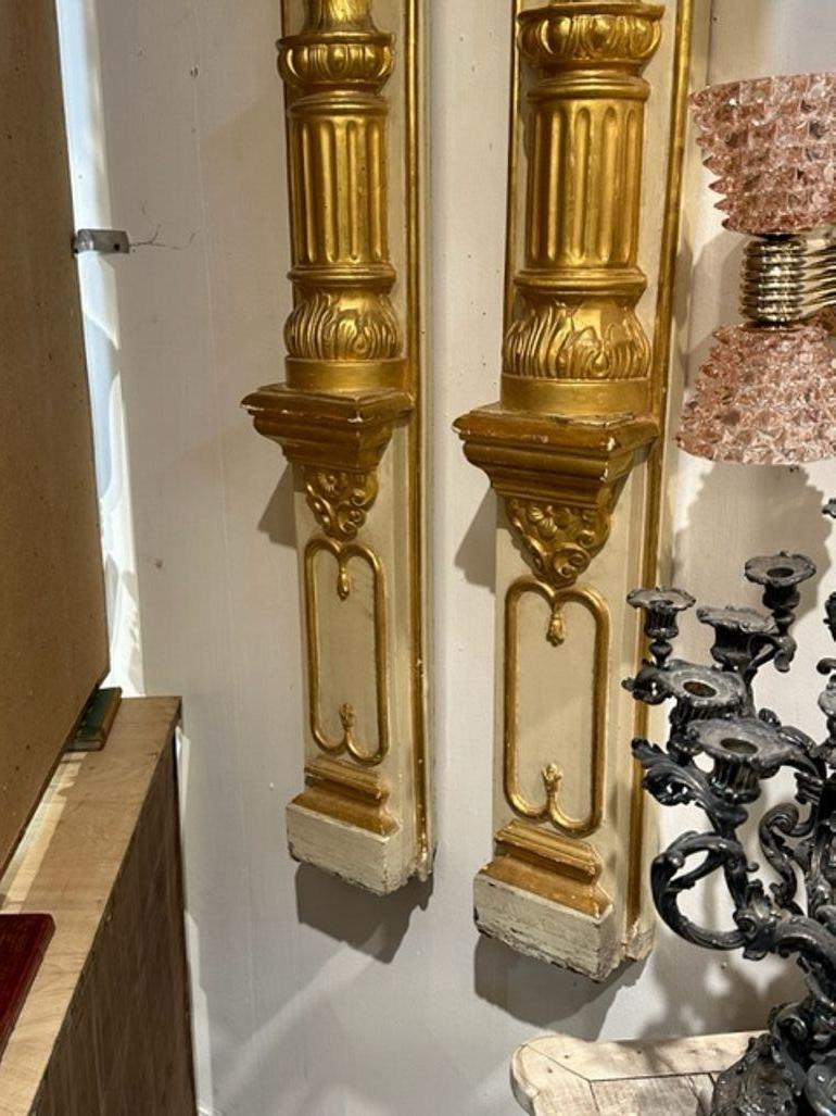 Bois doré Paire de colonnes italiennes du XIXe siècle sculptées et dorées à la parcelle en vente