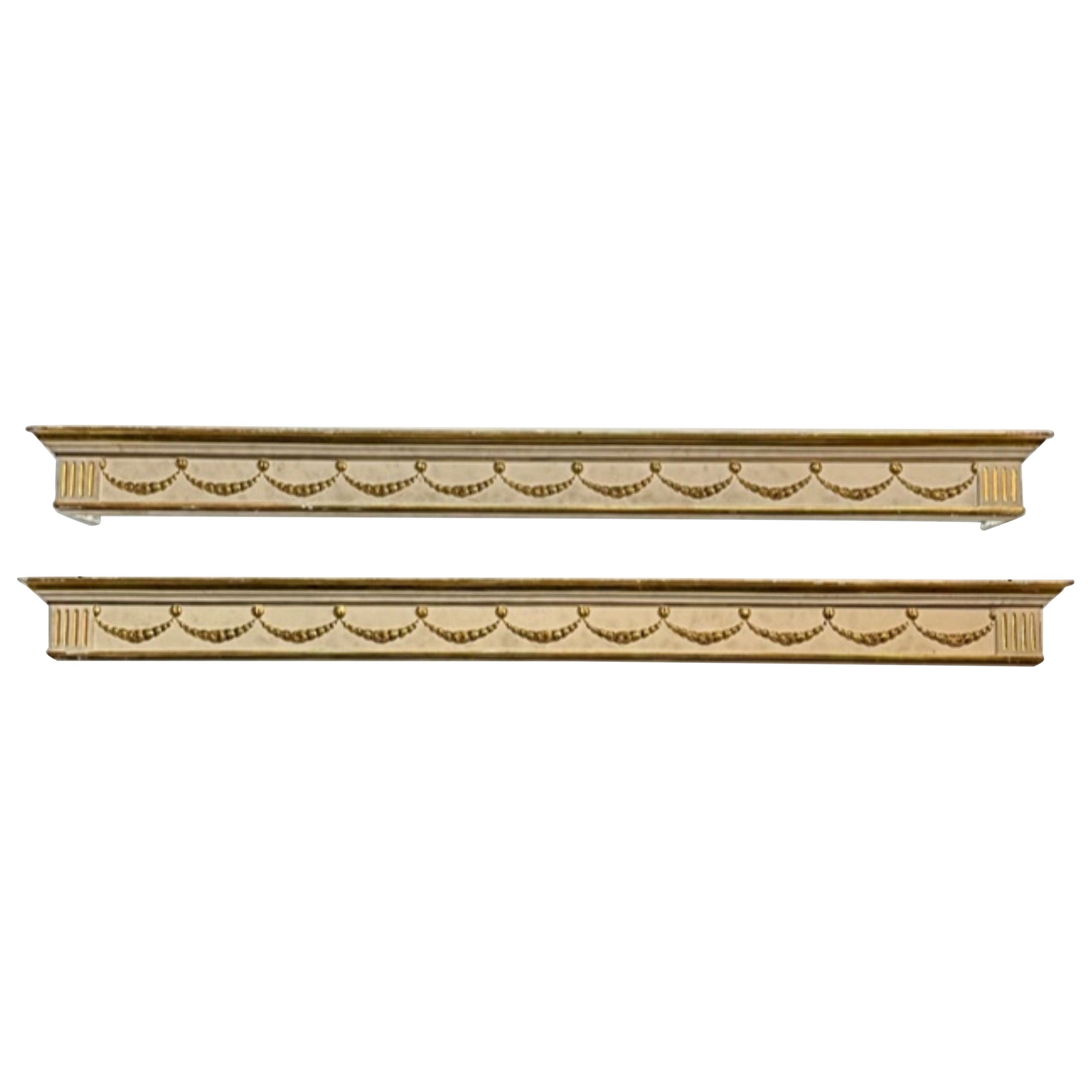 Paire de vitrines italiennes du 19ème siècle sculptées et dorées à la feuille