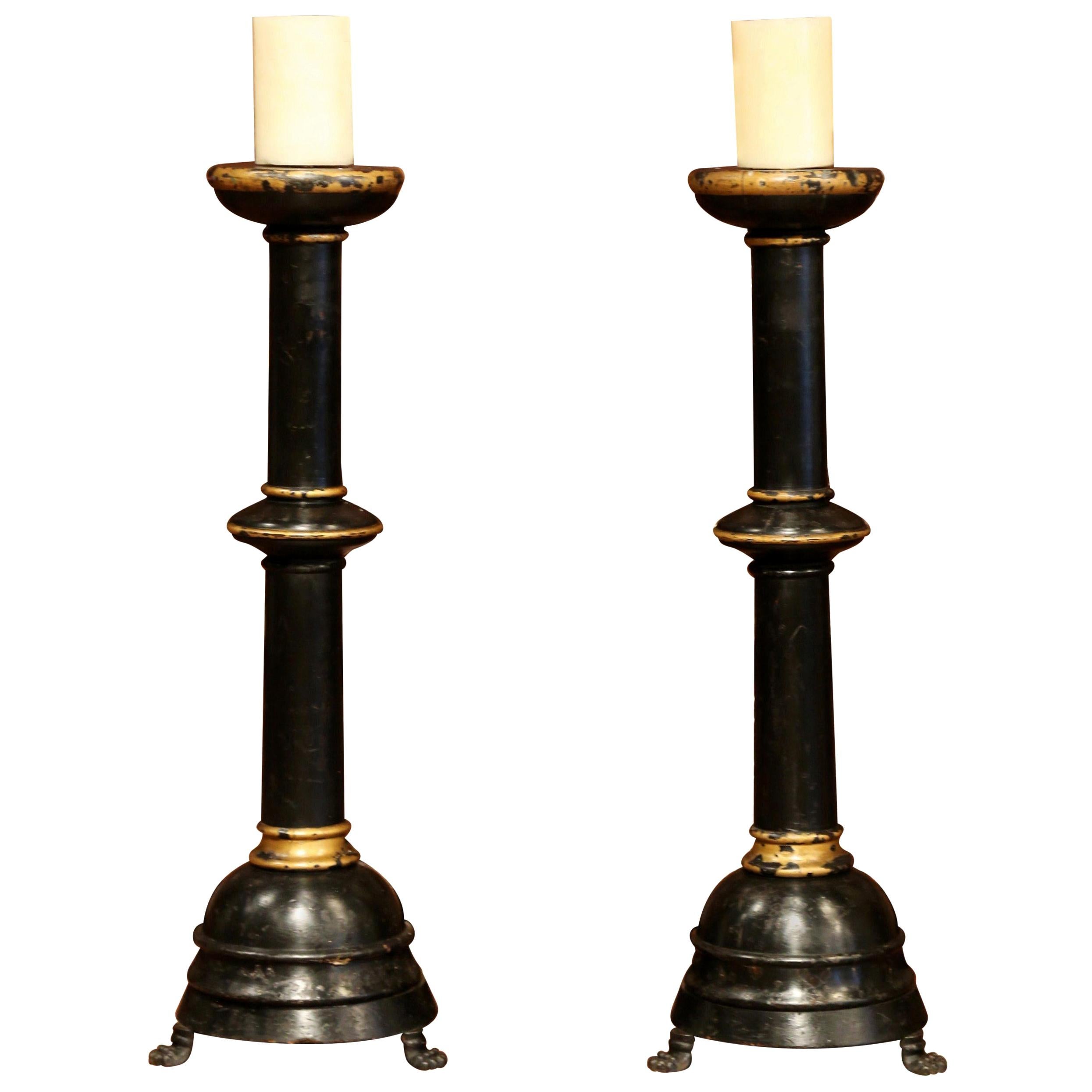 Paar italienische geschnitzte geschwärzte und vergoldete Kerzenständer aus dem 19. Jahrhundert