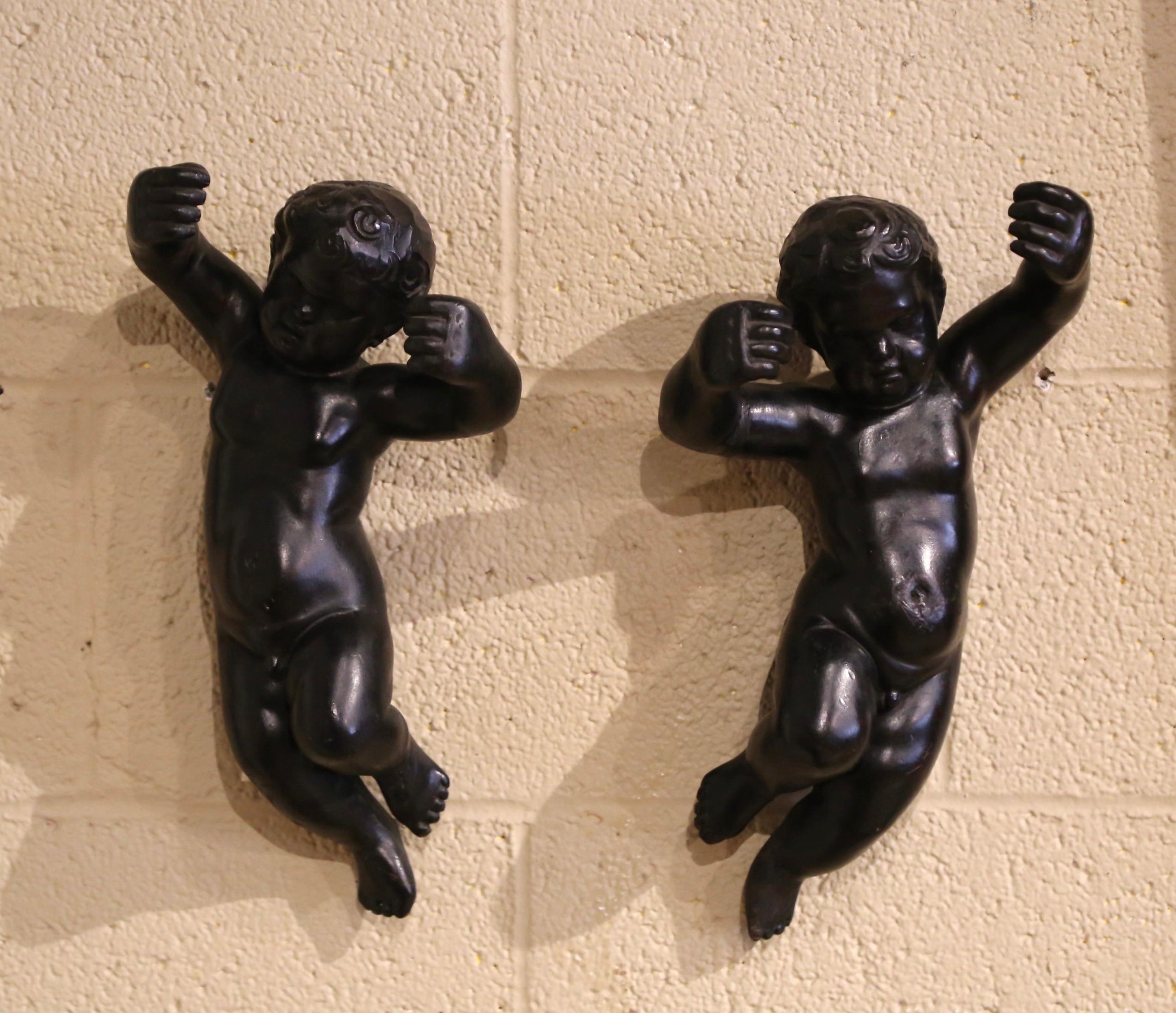 Pair of 19th Century Italian Carved Blackened Wall Hanging Cherub Sculptures In Excellent Condition For Sale In Dallas, TX