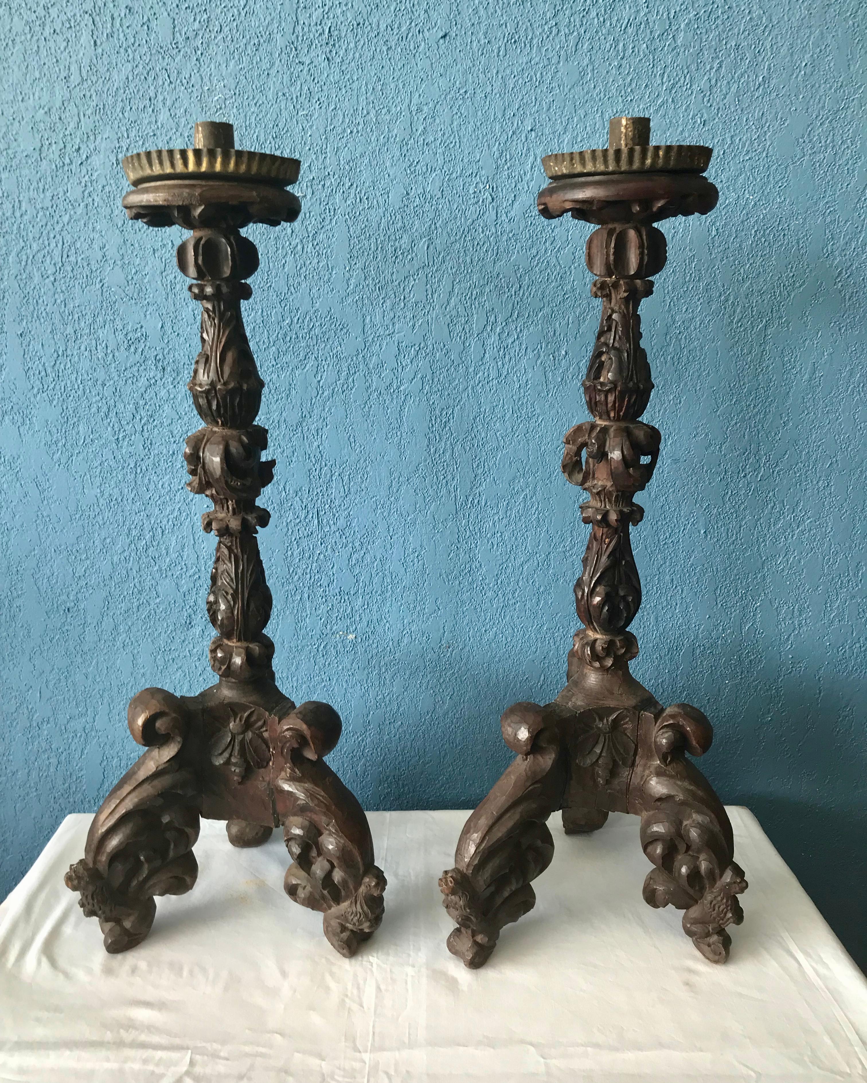 Unusual design with carved seated dogs at each of its tripod 