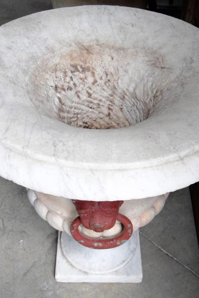 Neoclassico Coppia di urne in marmo di Carrara intagliato del XIX secolo con leone in bronzo dipinto in vendita