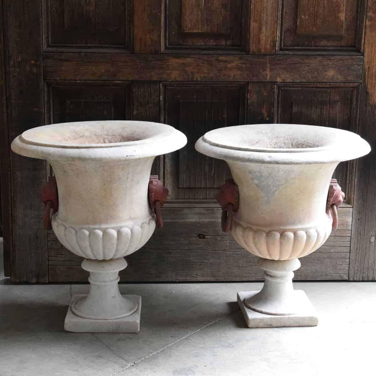 Italiano Coppia di urne in marmo di Carrara intagliato del XIX secolo con leone in bronzo dipinto in vendita