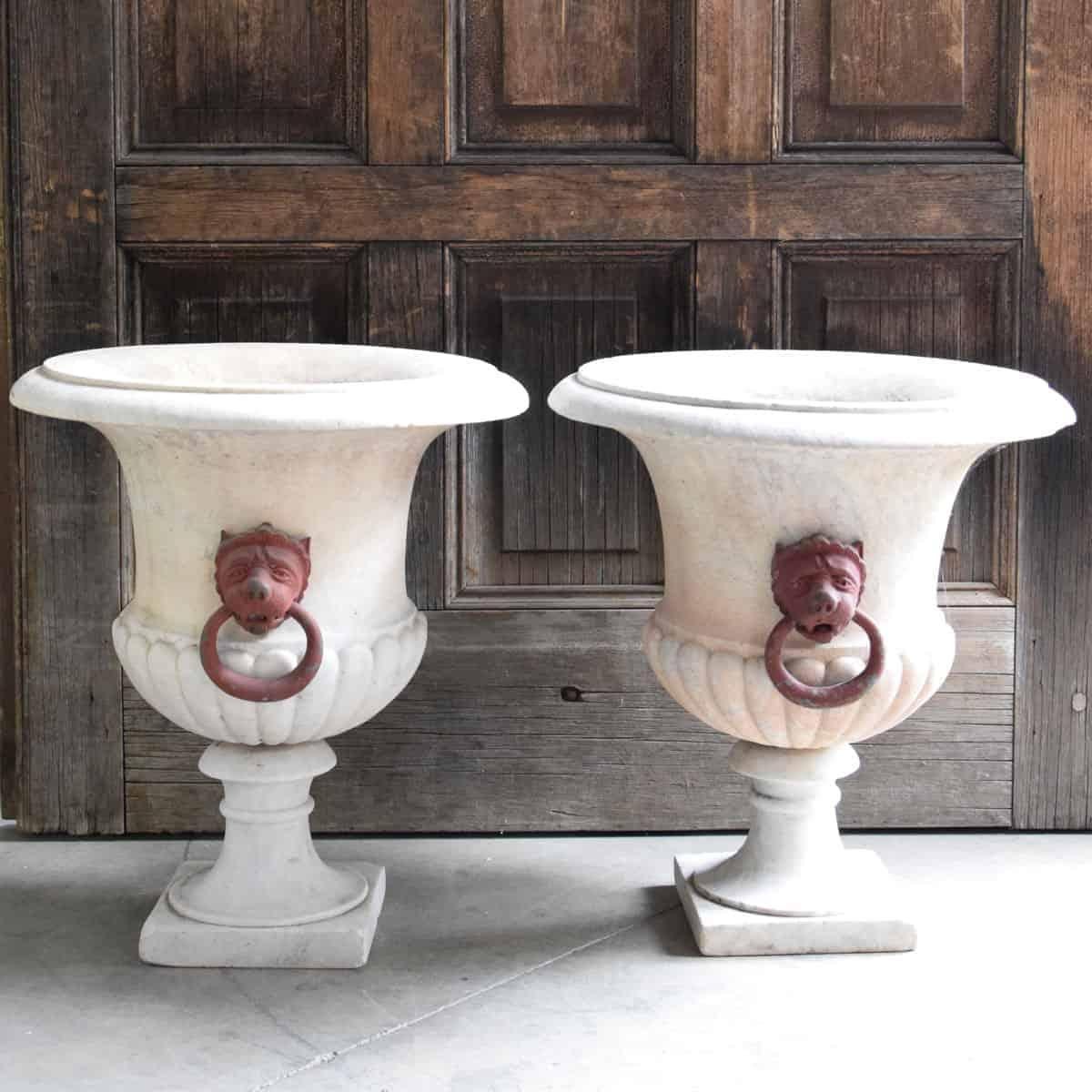 Coppia di urne in marmo di Carrara intagliato del XIX secolo con leone in bronzo dipinto in vendita