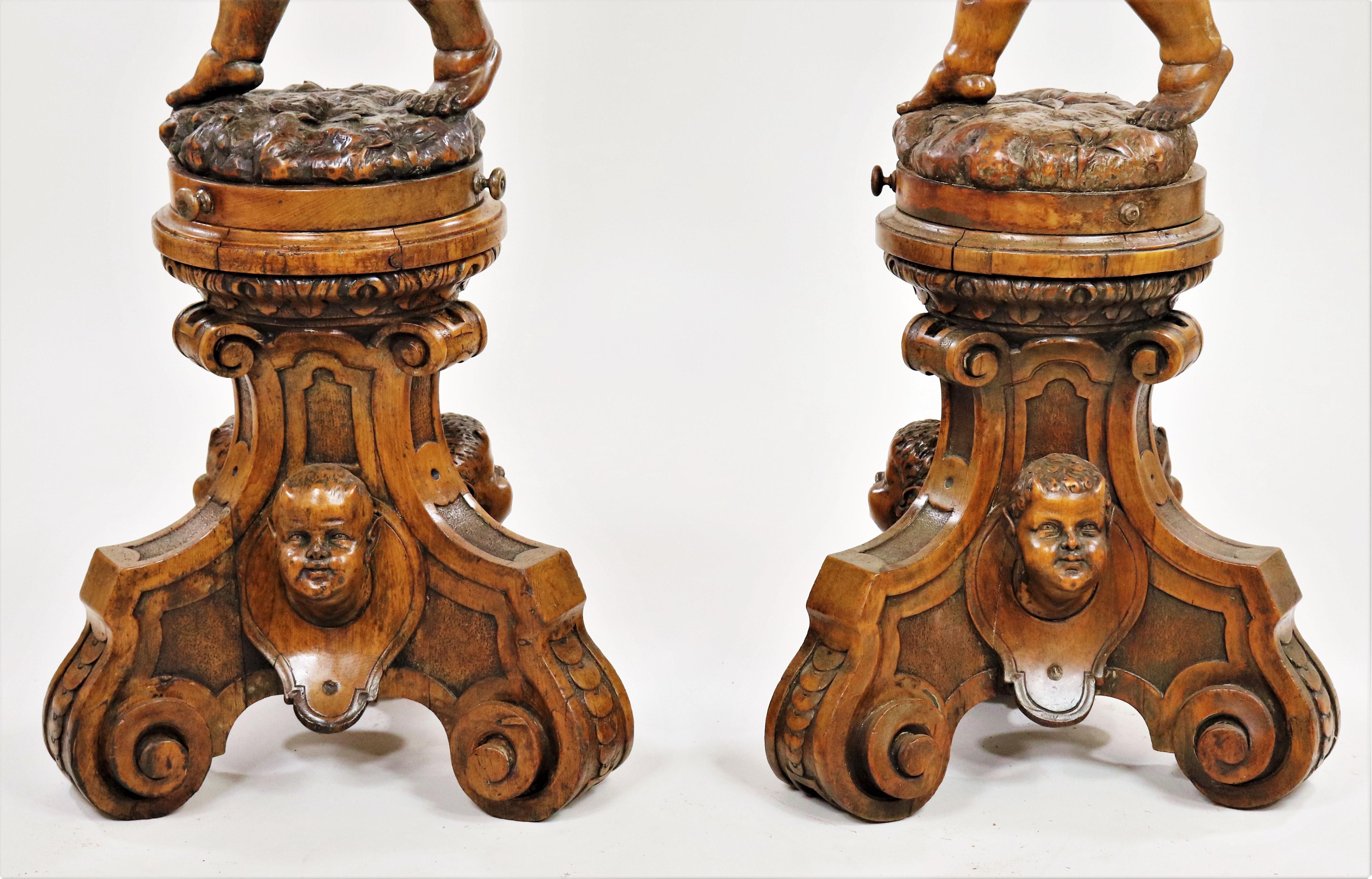 Paire de statuettes italiennes en bois sculpté du 19ème siècle représentant des chérubins/Putti en vente 3