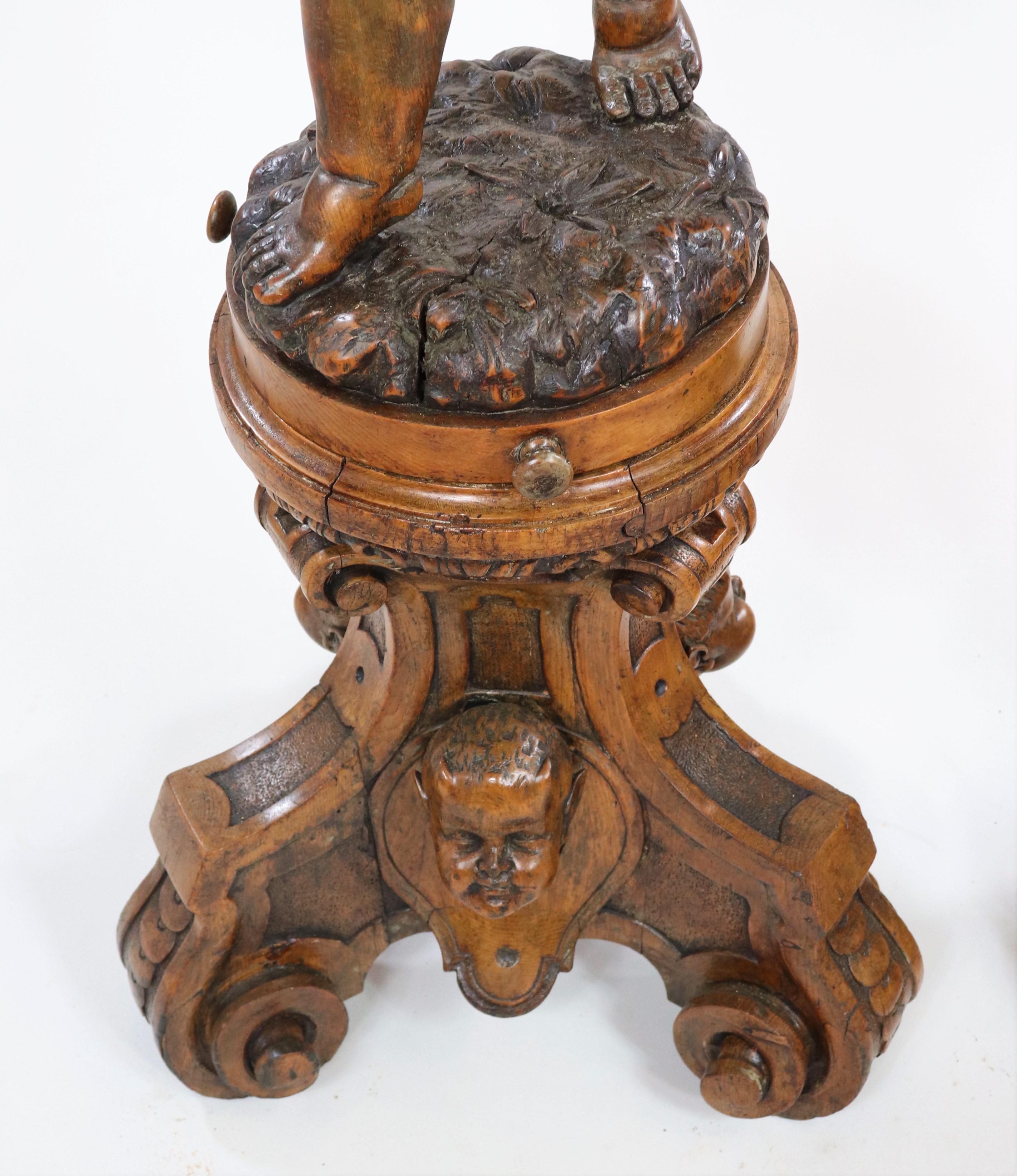 Paar italienische geschnitzte Holzfiguren von Cherubs/Putti aus dem 19. Jahrhundert im Angebot 3