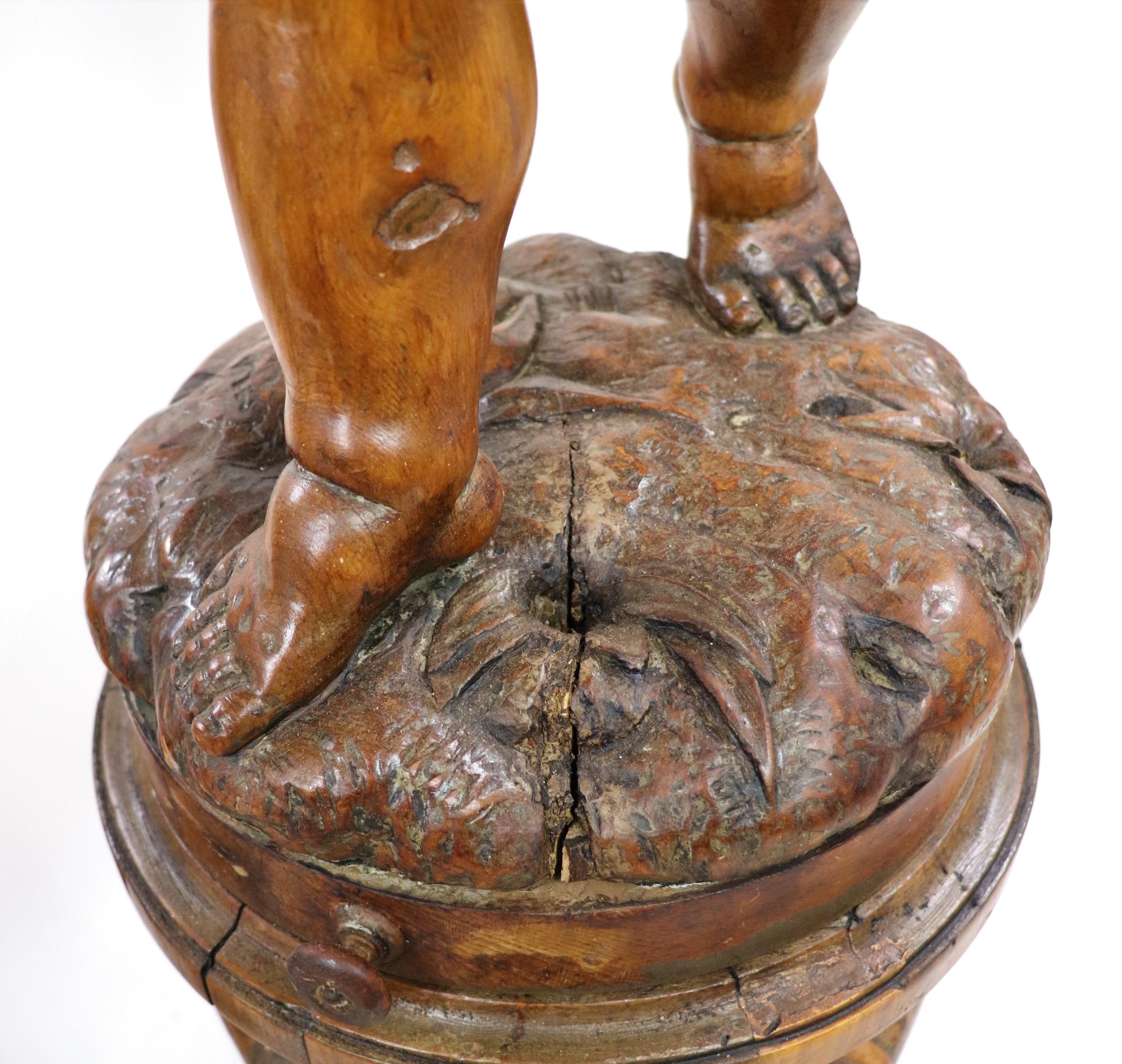 Paire de statuettes italiennes en bois sculpté du 19ème siècle représentant des chérubins/Putti en vente 5