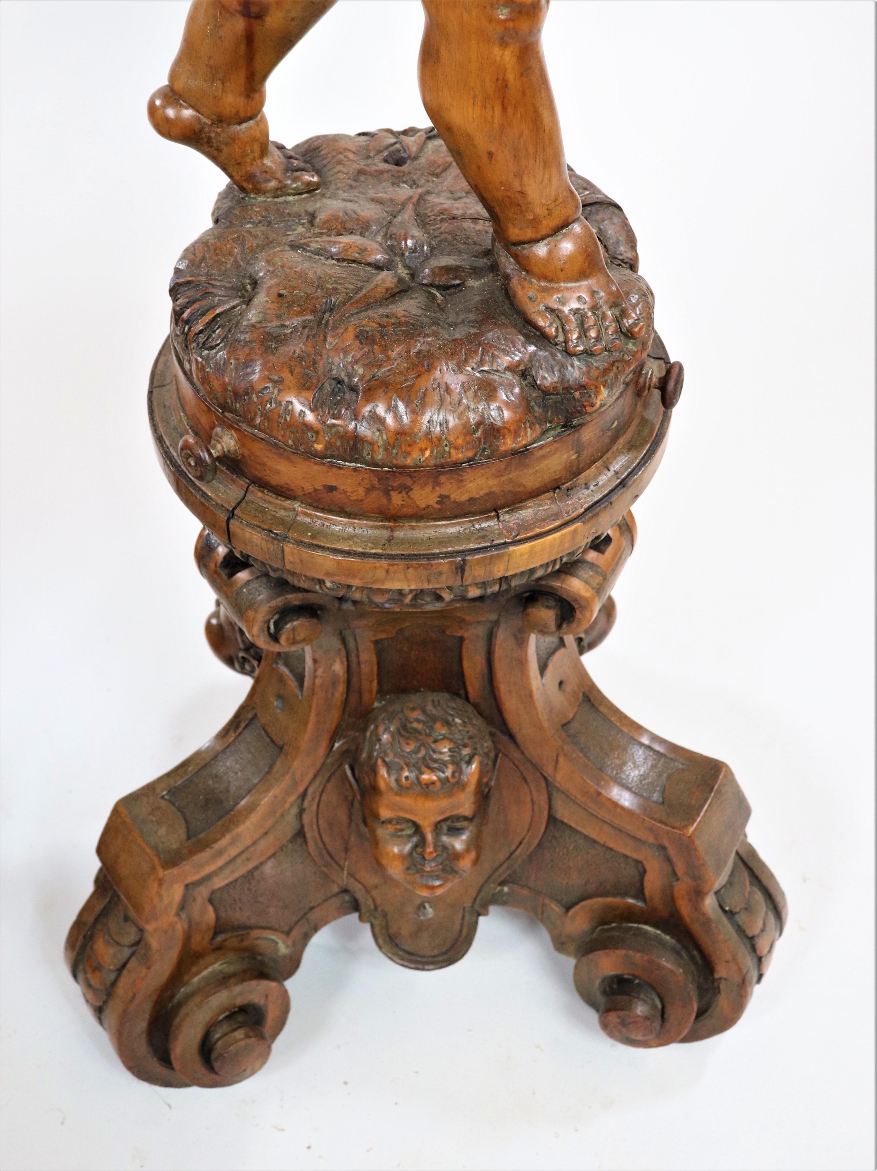 Paire de statuettes italiennes en bois sculpté du 19ème siècle représentant des chérubins/Putti en vente 6