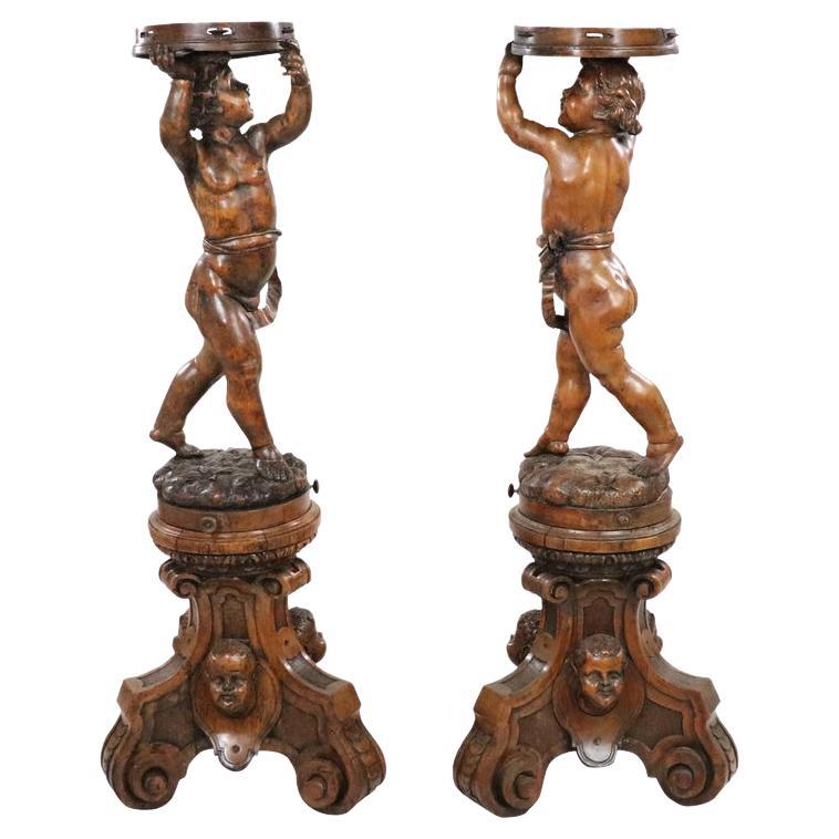 Paire de statuettes italiennes en bois sculpté du 19ème siècle représentant des chérubins/Putti