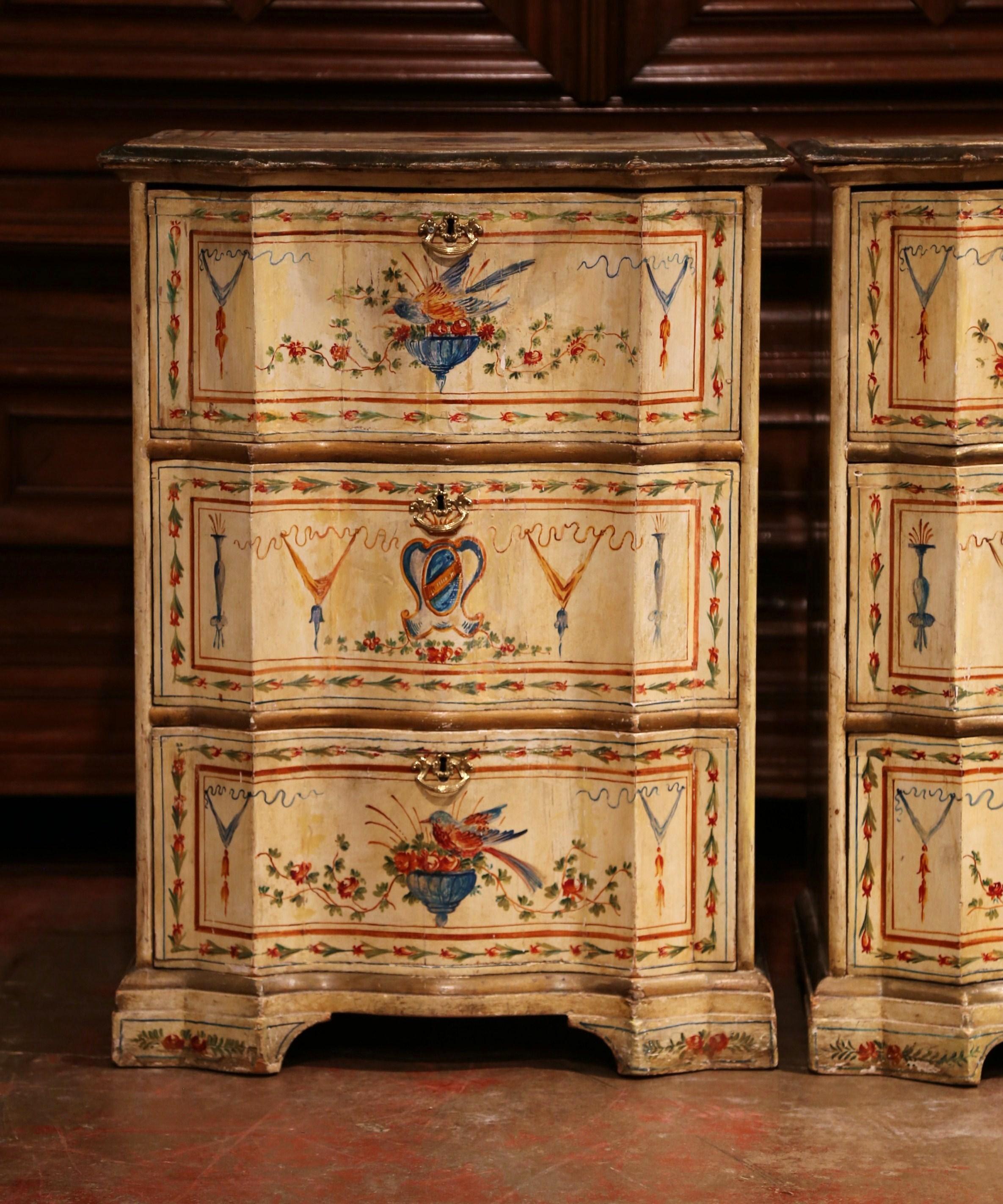 Pair of 19th Century Italian Carved Painted Chests of Drawers with Bird Decor im Zustand „Hervorragend“ in Dallas, TX