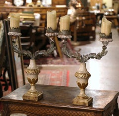 Paar italienische geschnitzte und bemalte zweiarmige Kerzenleuchter aus Giltholz des 19.